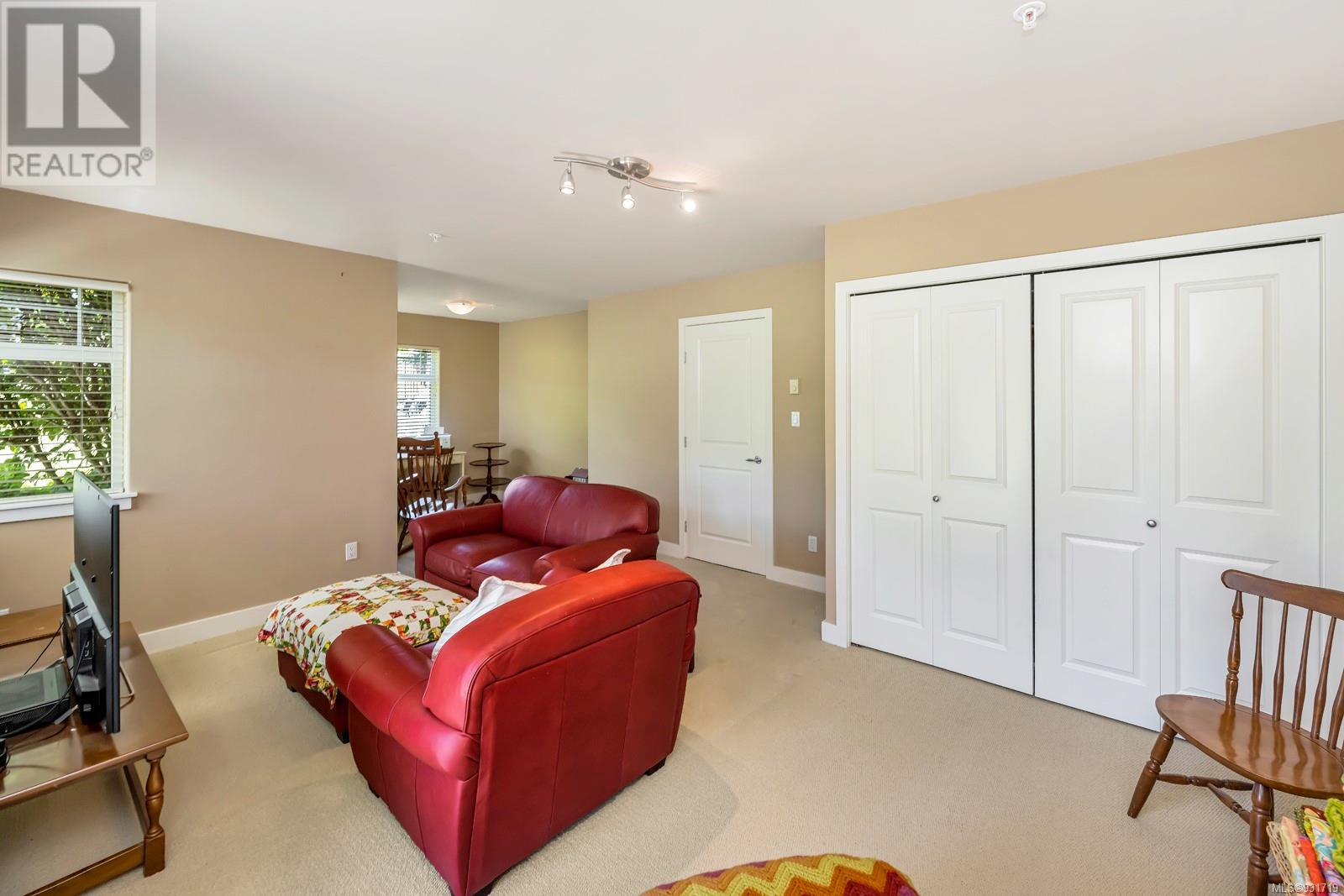 4 1115 Craigflower Rd