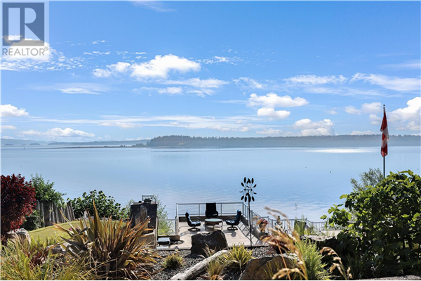 8275 Lochside Dr, Central Saanich