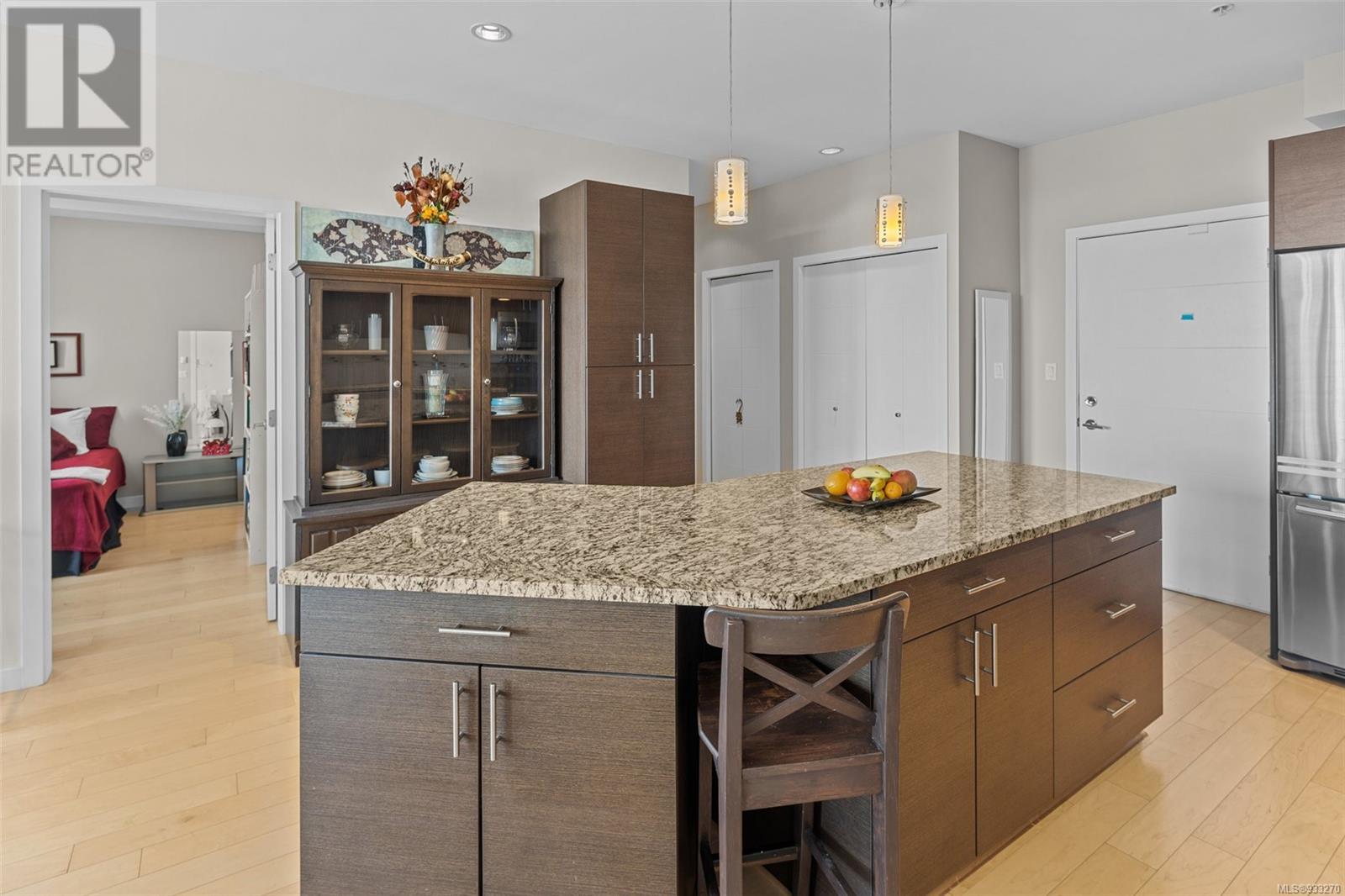 506 924 Esquimalt Rd