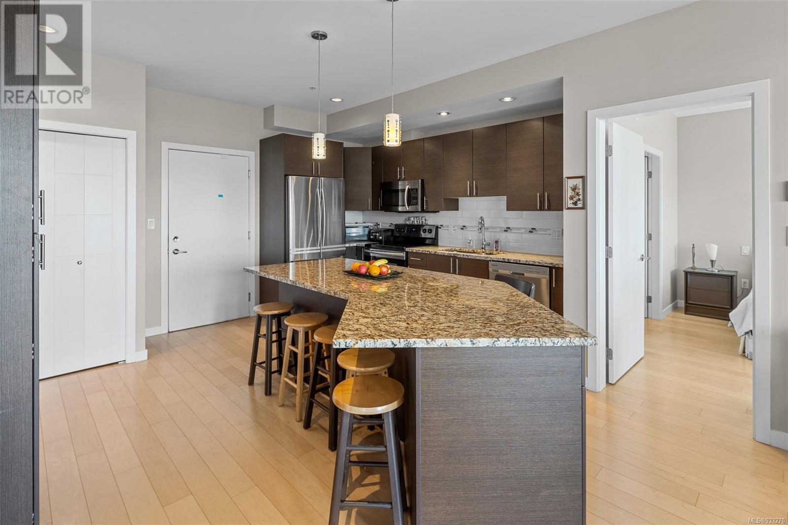 506 924 Esquimalt Rd