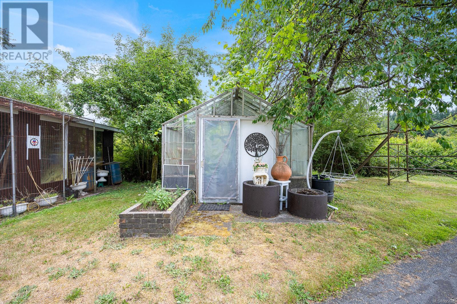 8225 Island Hwy