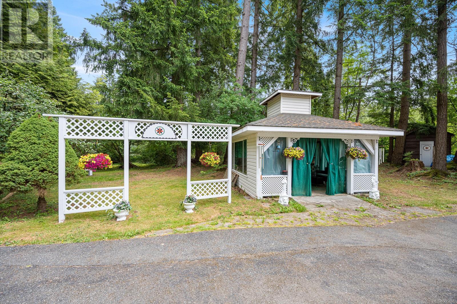 8225 Island Hwy