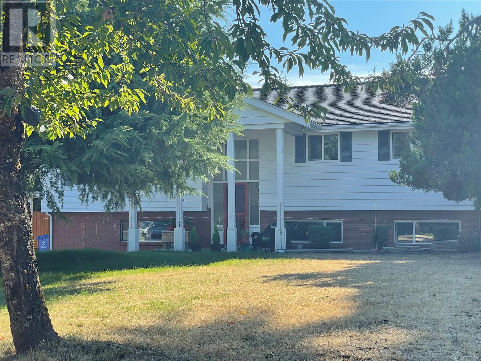 3695 ESTEVAN Dr