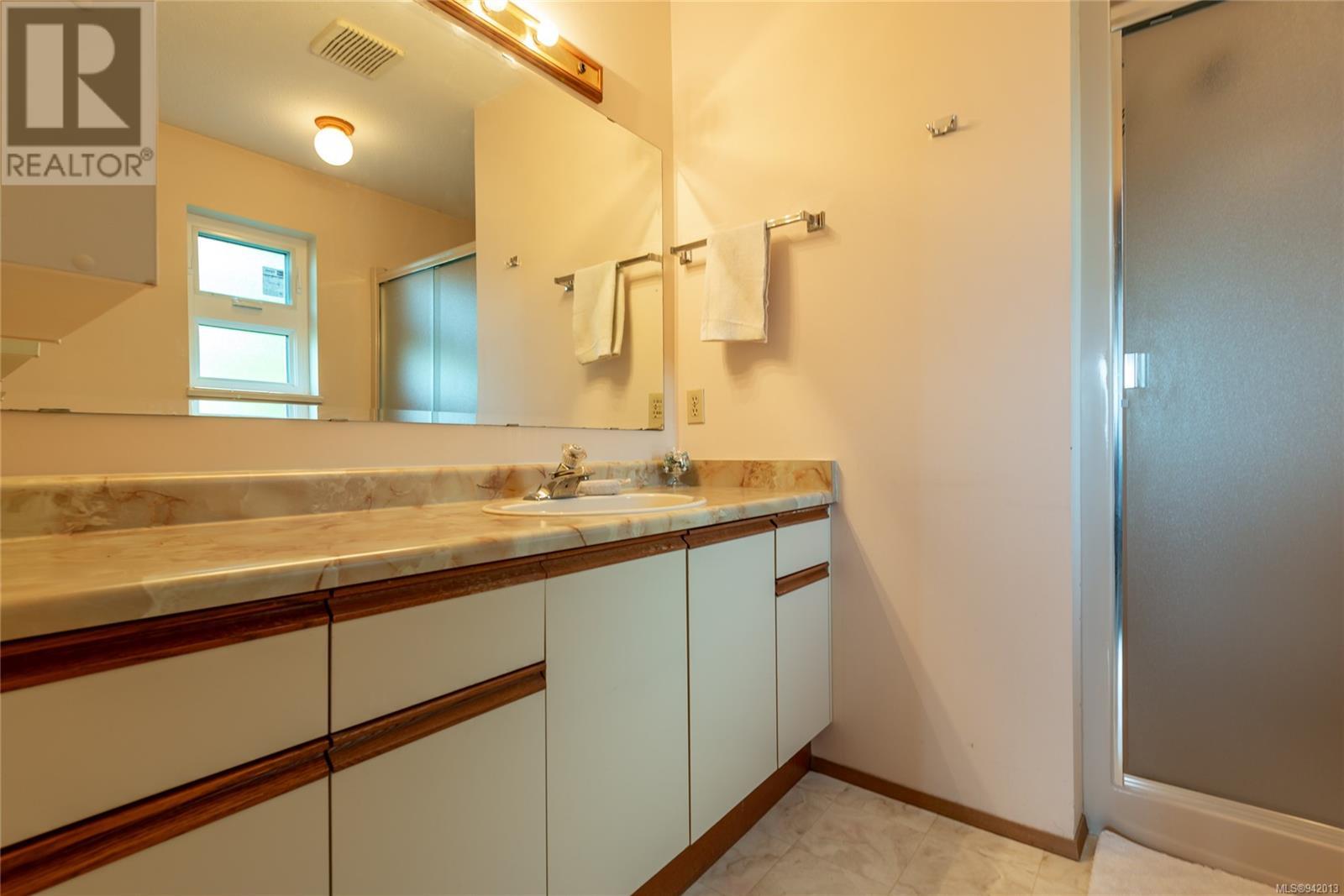 105 2730 Island Hwy S, #105