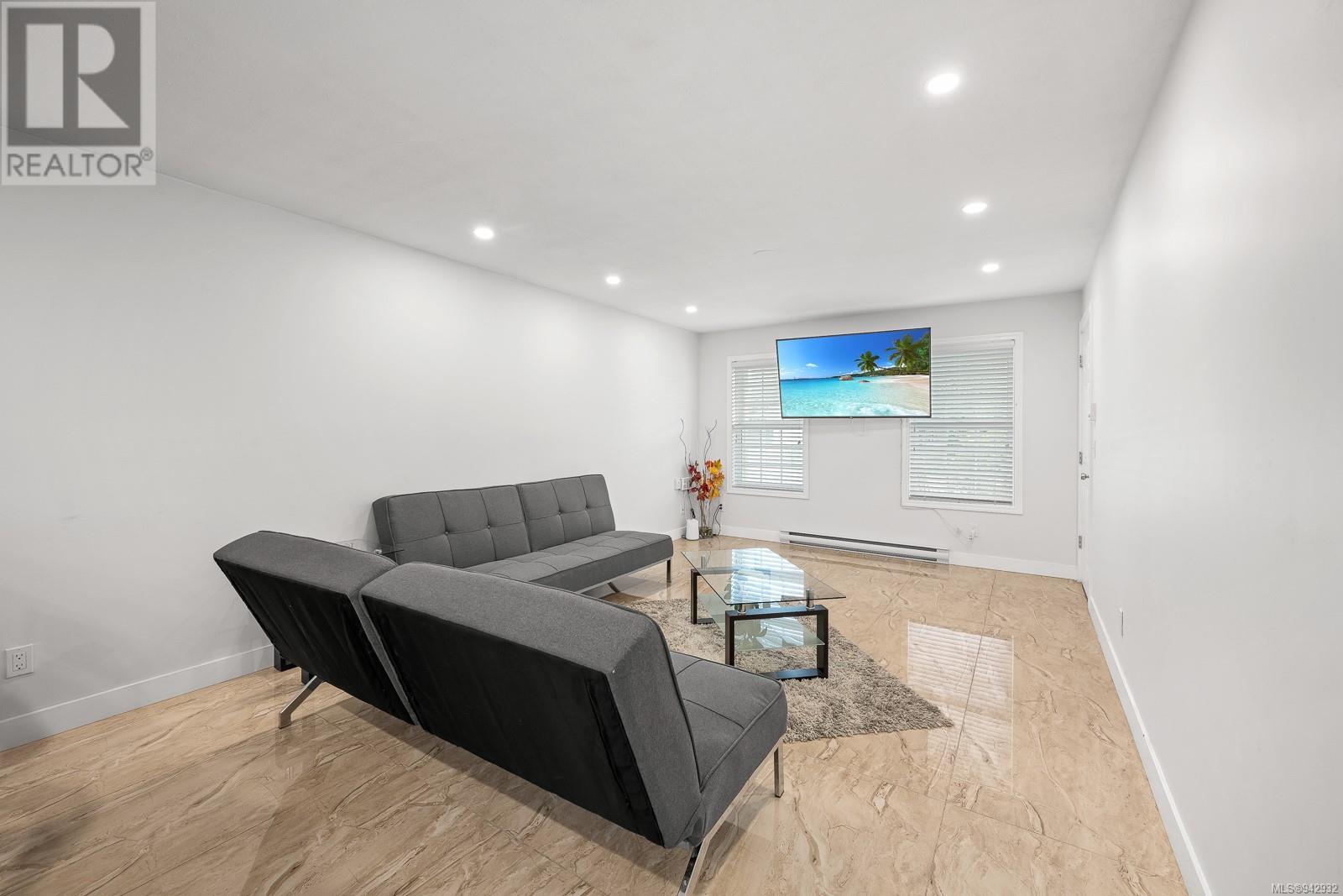2815 STEWART Ave