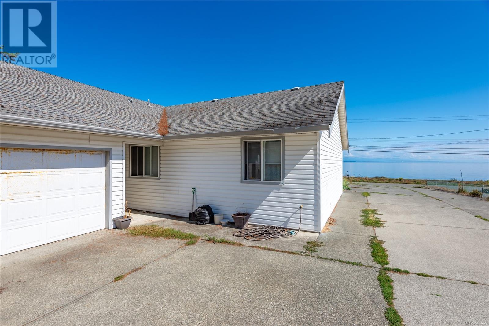 3818 Island Hwy S