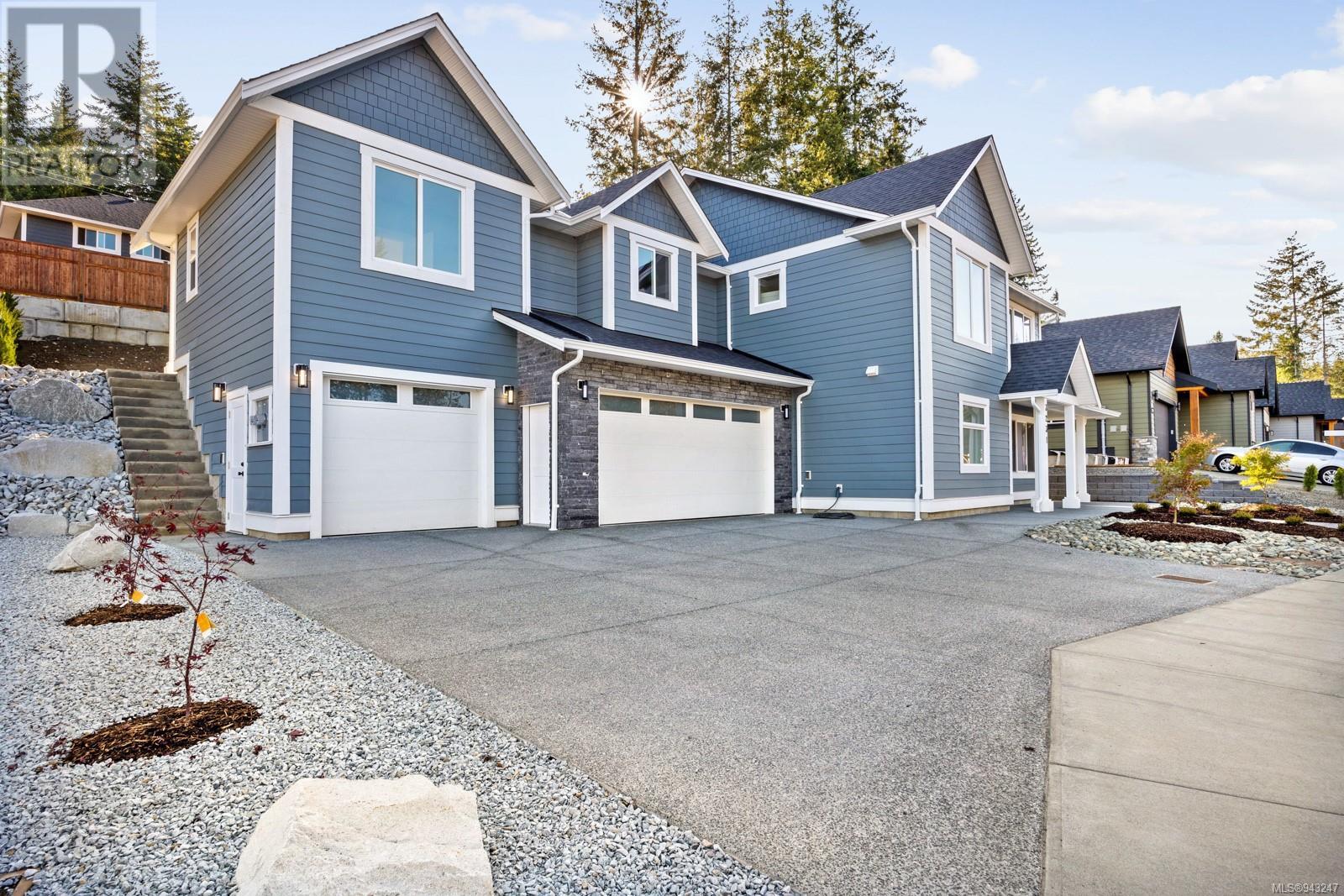 3231 Klanawa Cres