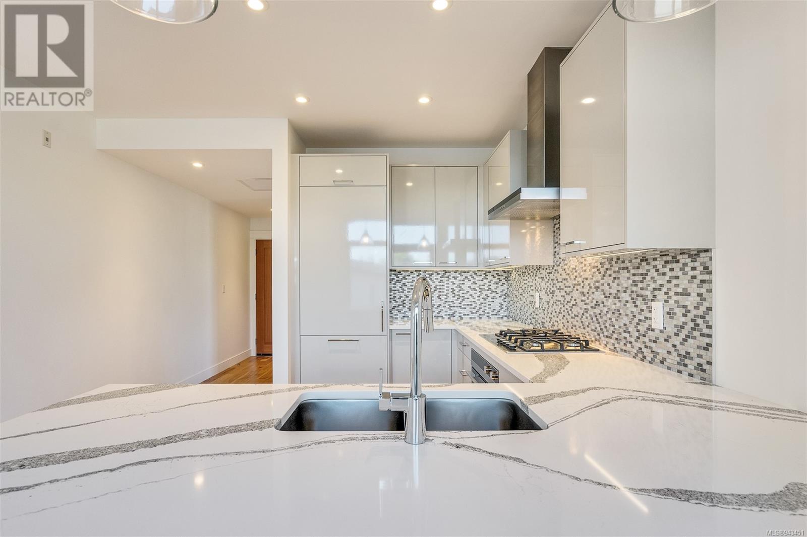 212 916 Lyall St, #212