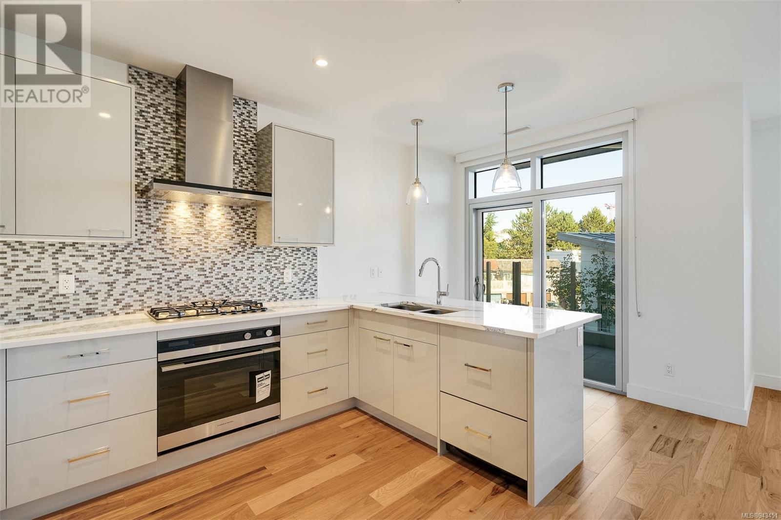 212 916 Lyall St, #212