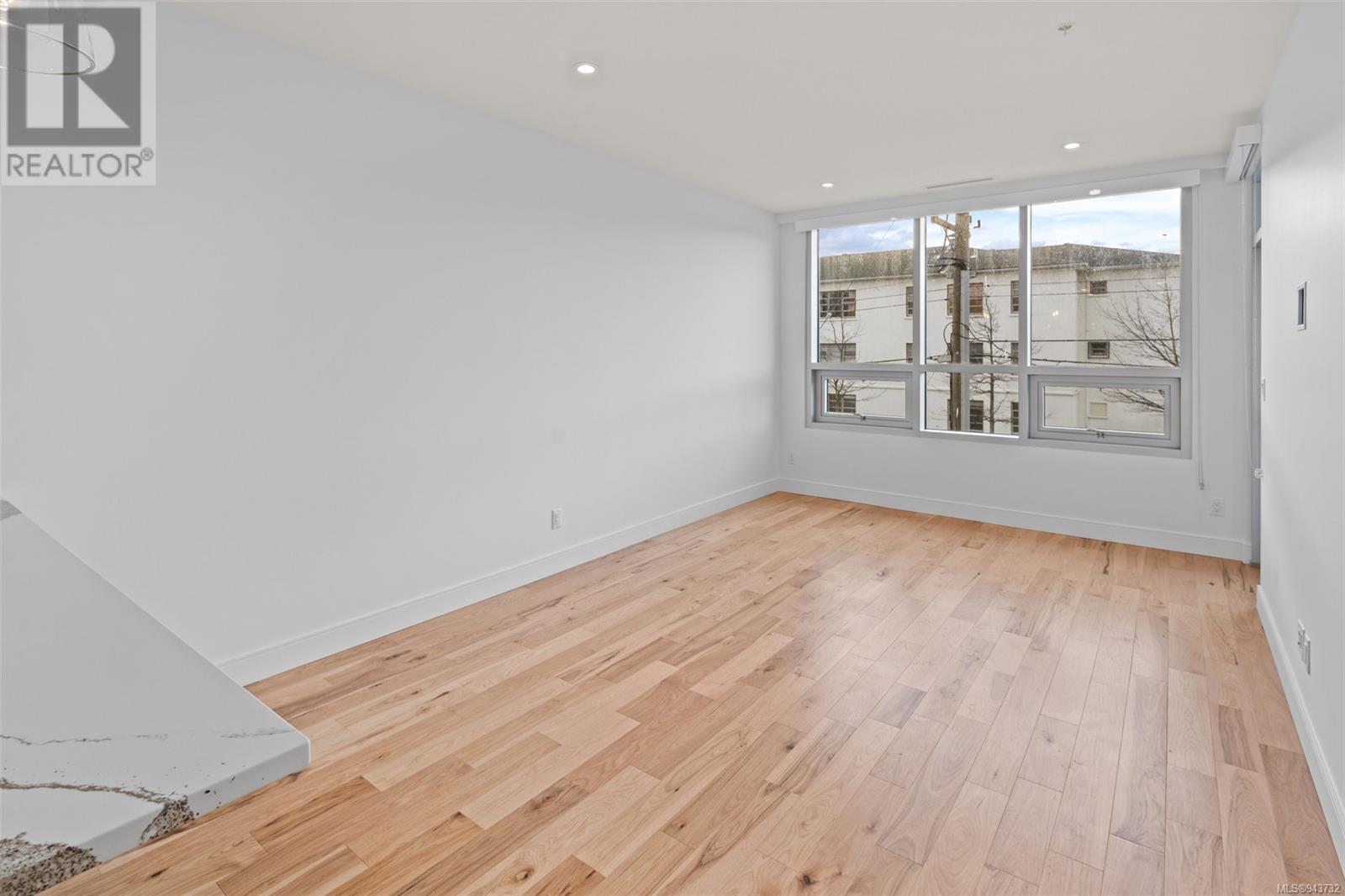 410 916 Lyall St, #410