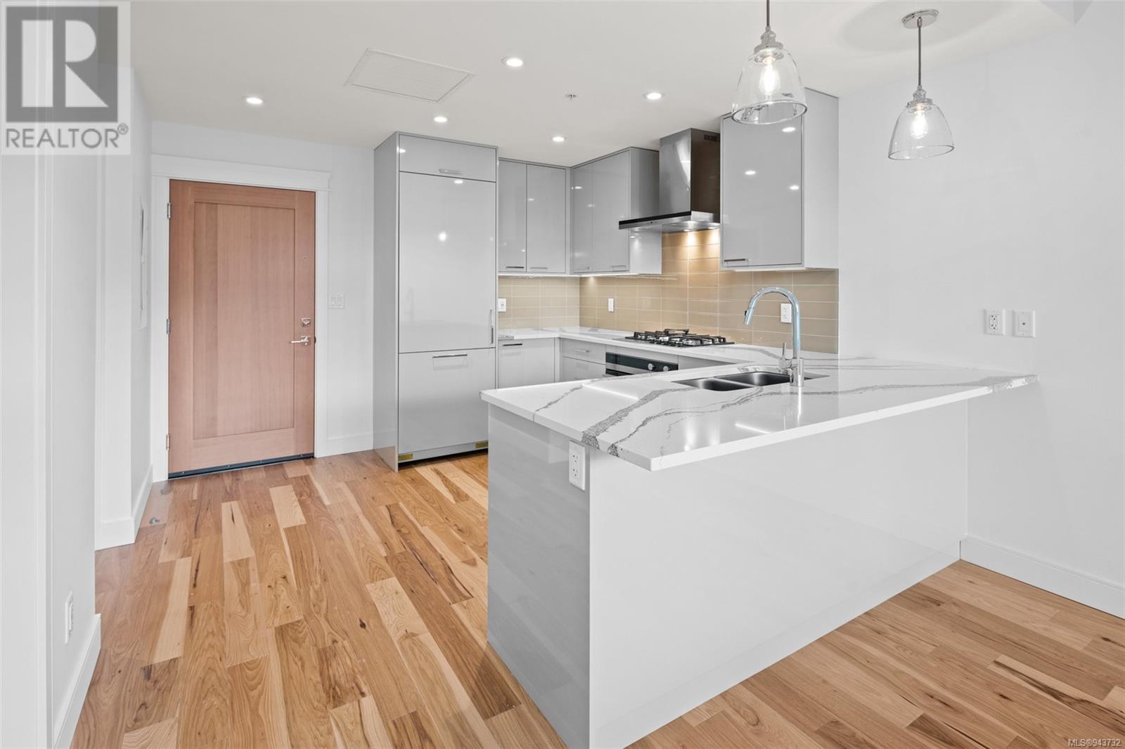 410 916 Lyall St, #410