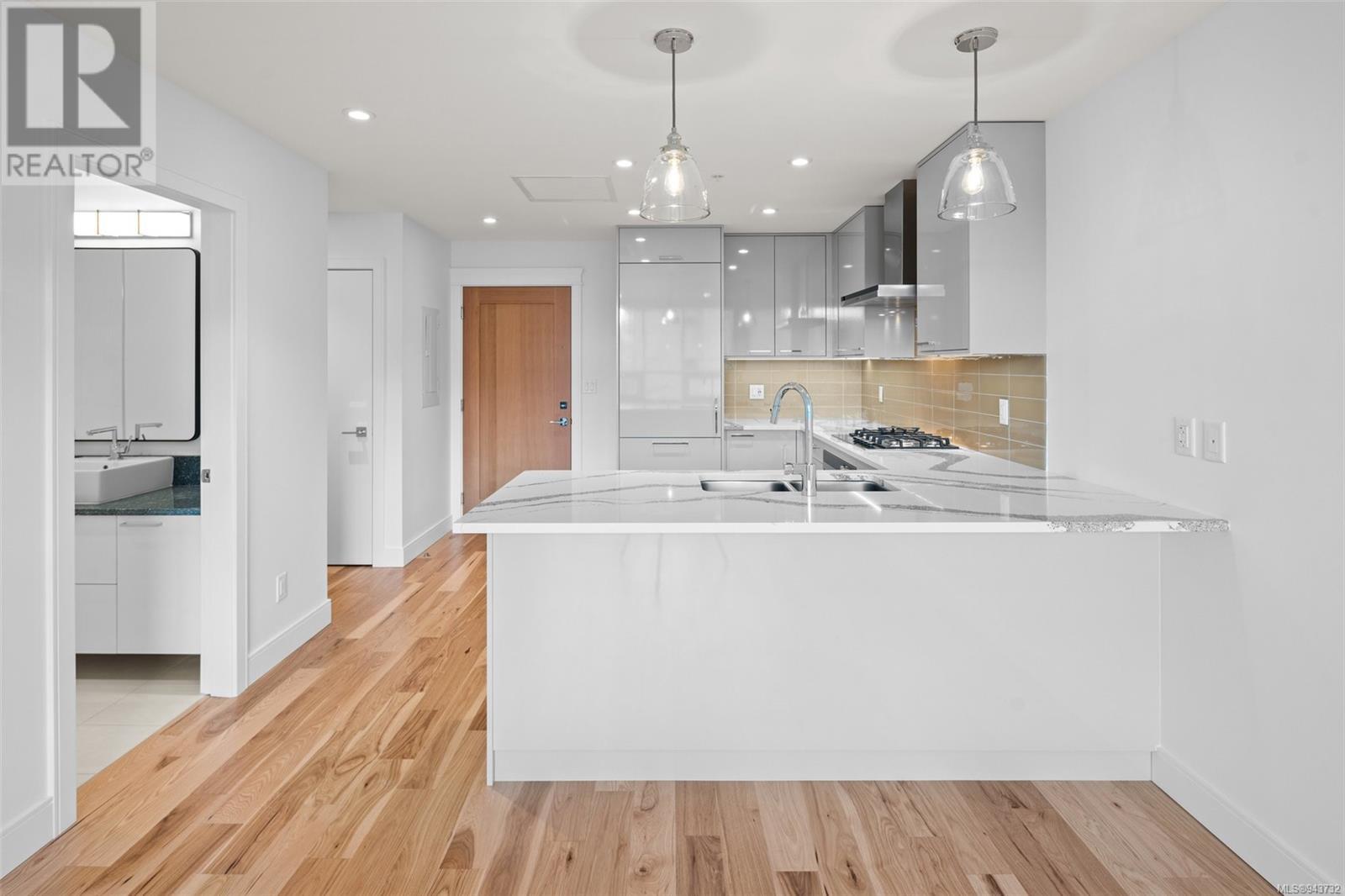 410 916 Lyall St, #410