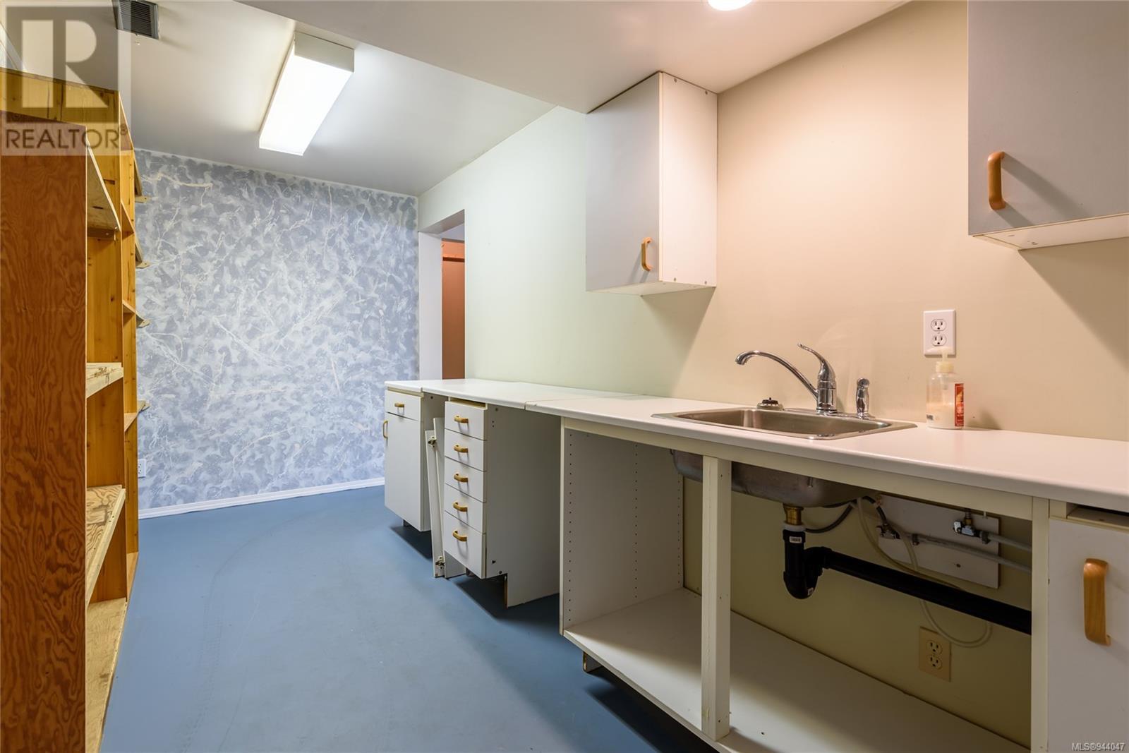 1272 Malahat Dr