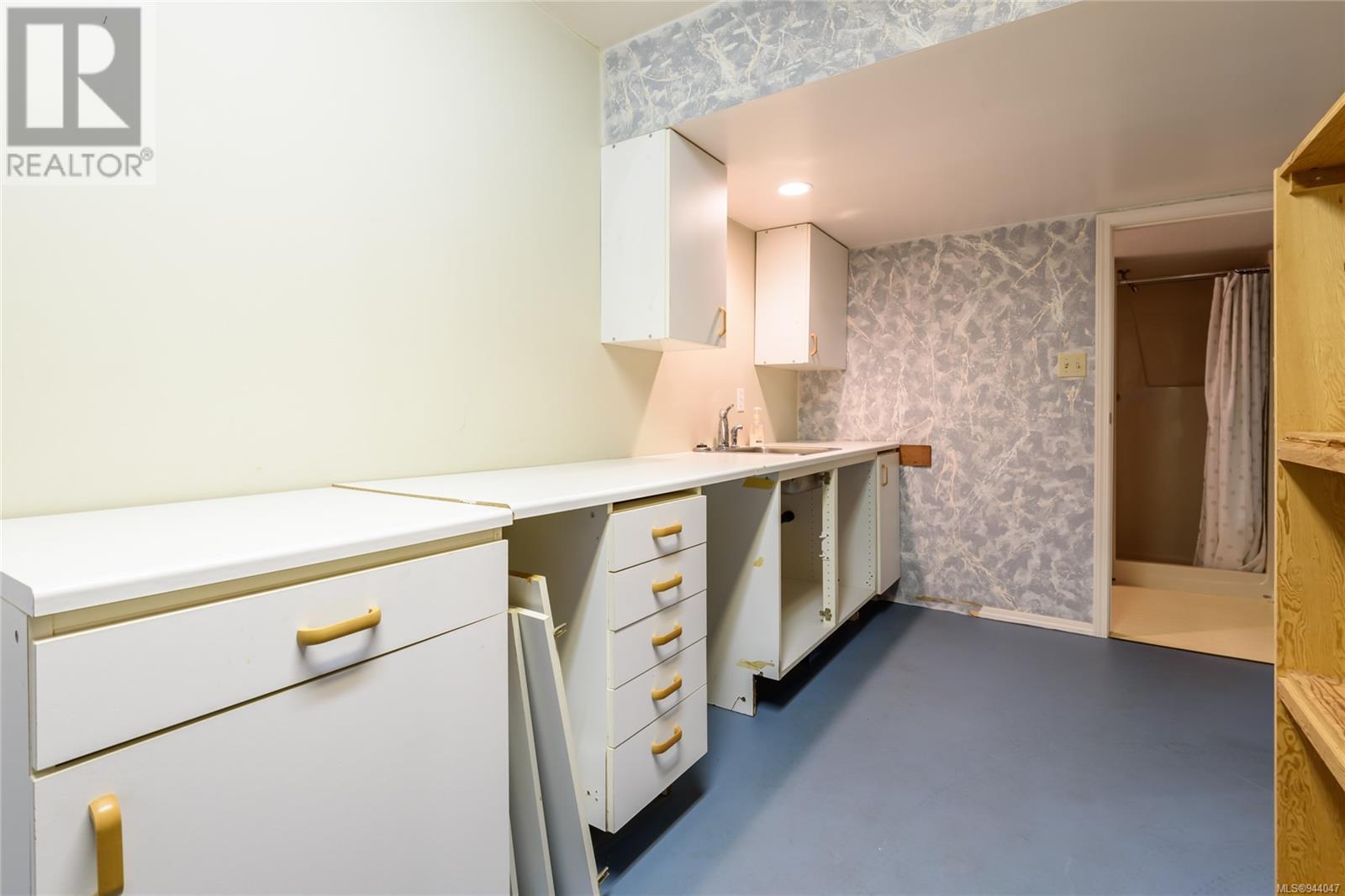 1272 Malahat Dr