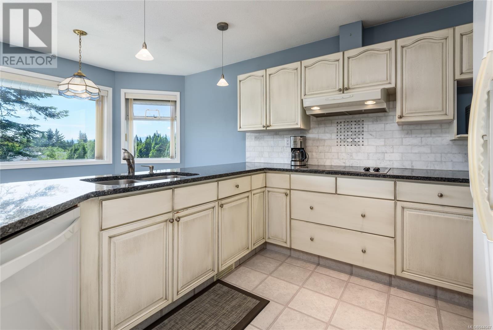 1272 Malahat Dr
