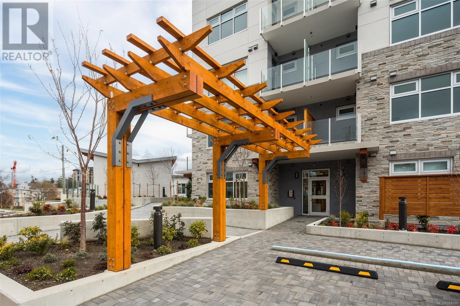 407 916 Lyall St, #407