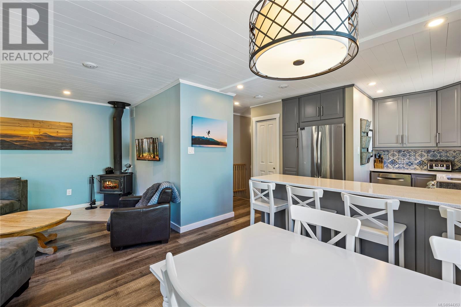 1 736 Albert Edward Pl, #1