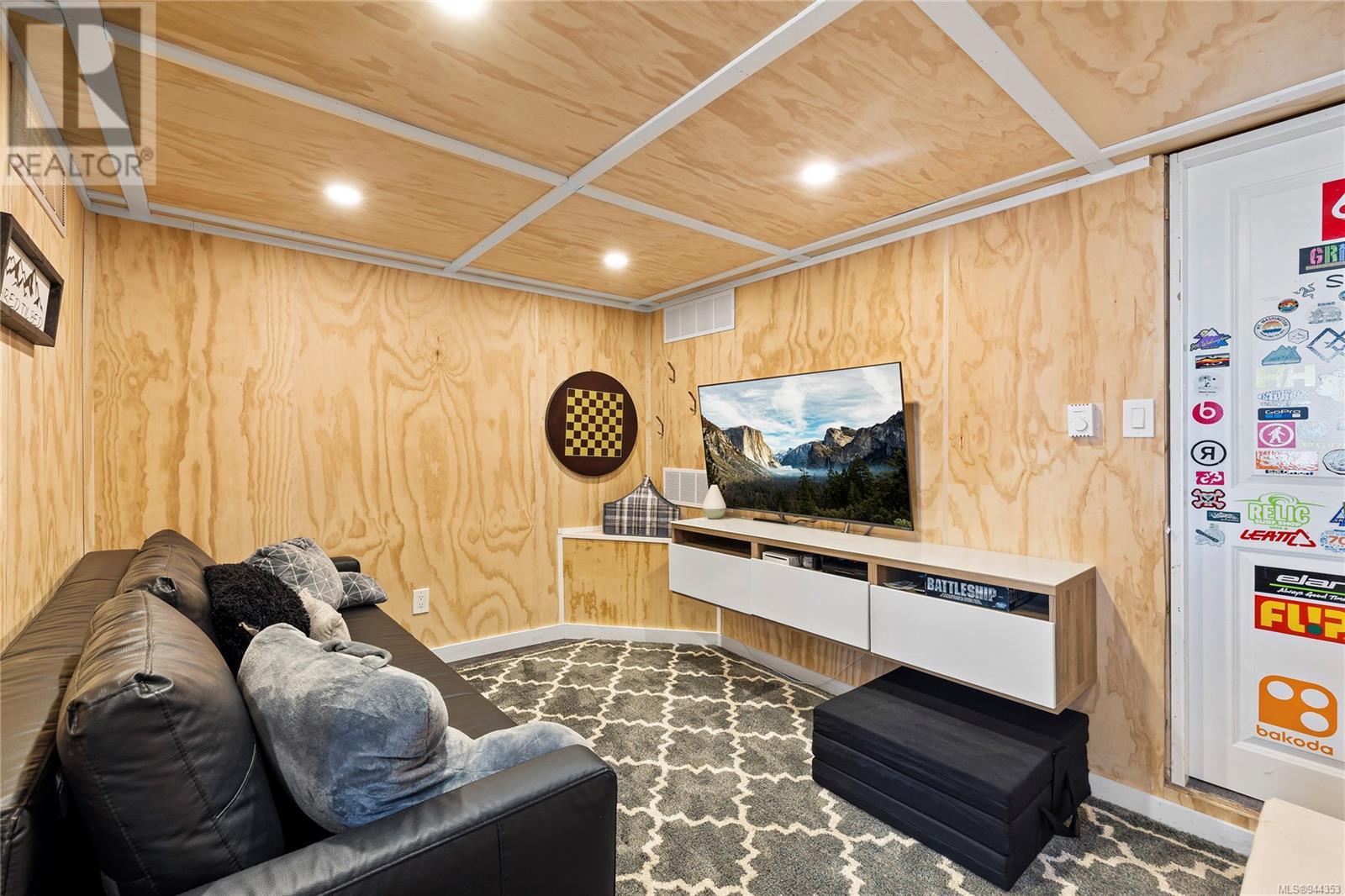 1 736 Albert Edward Pl, #1