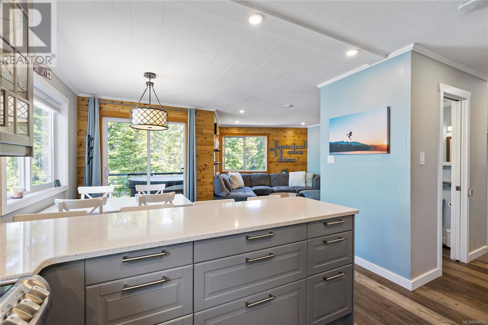 1 736 Albert Edward Pl, #1