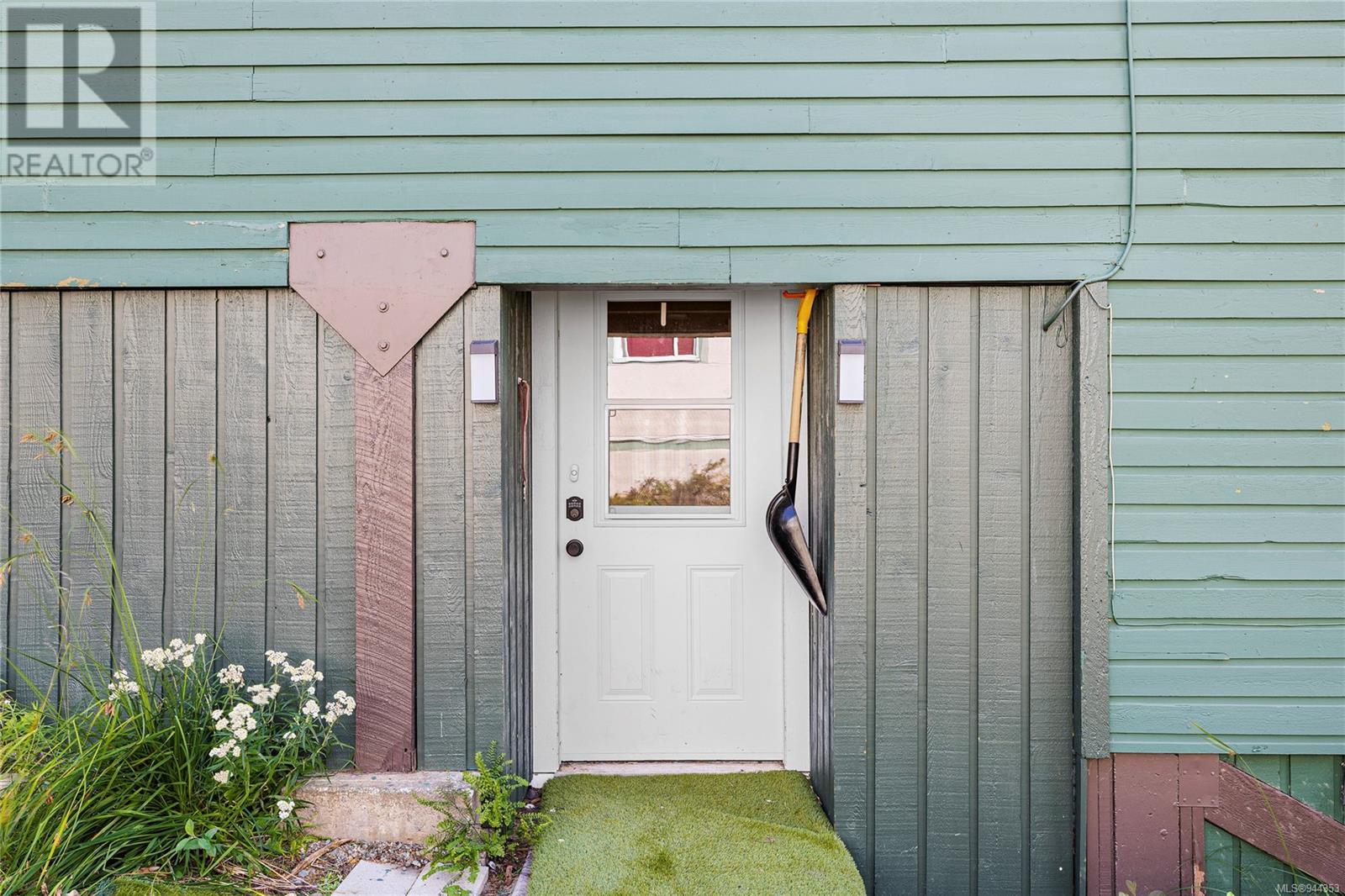 1 736 Albert Edward Pl, #1