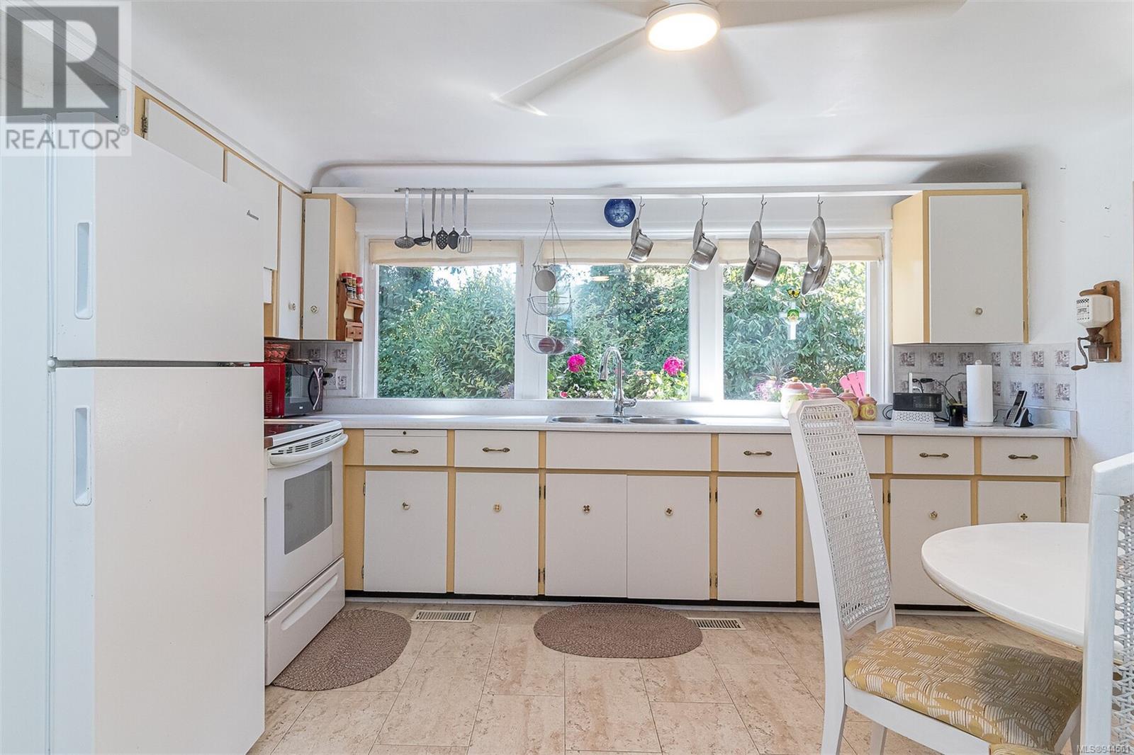 905 Parklands Dr