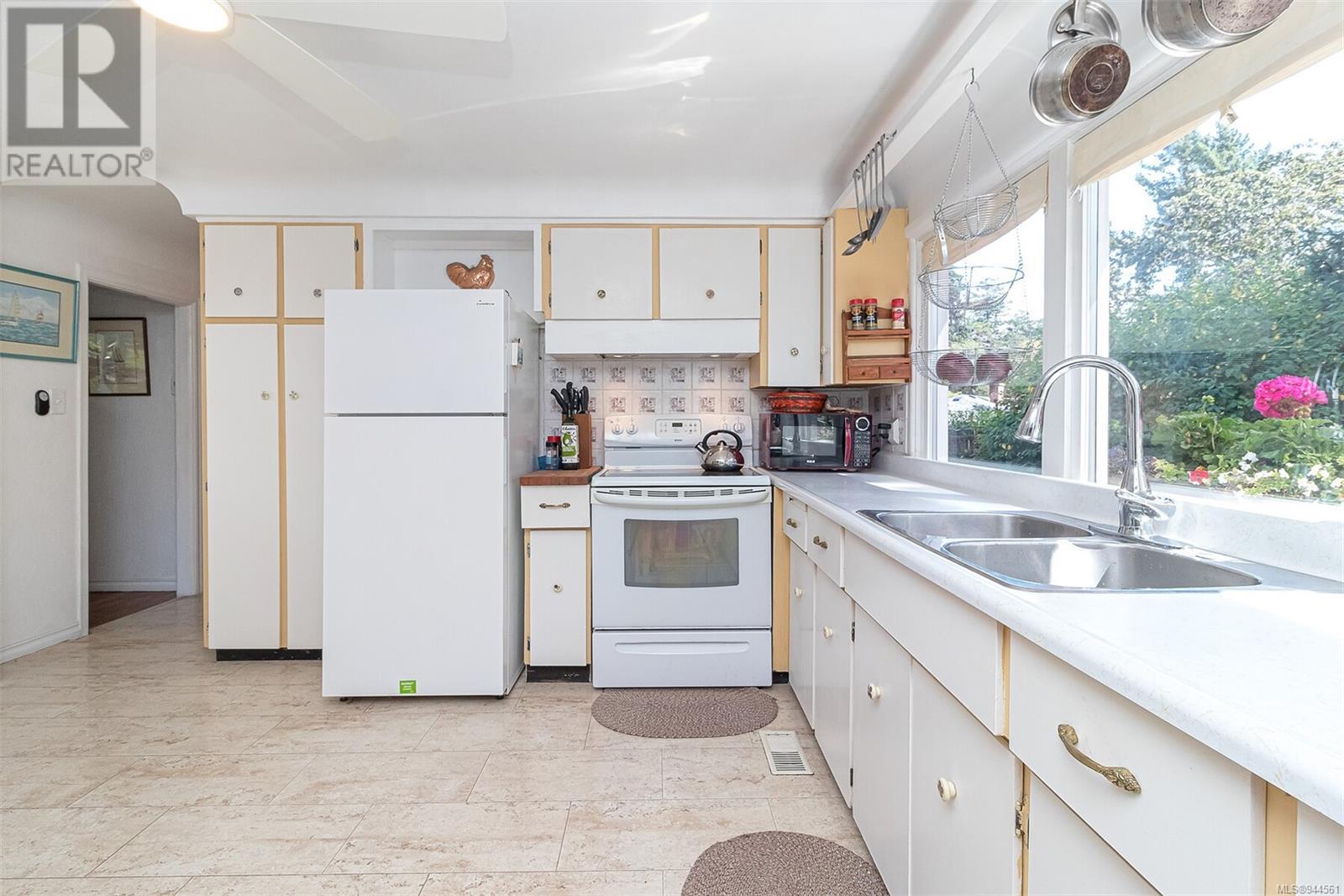 905 Parklands Dr