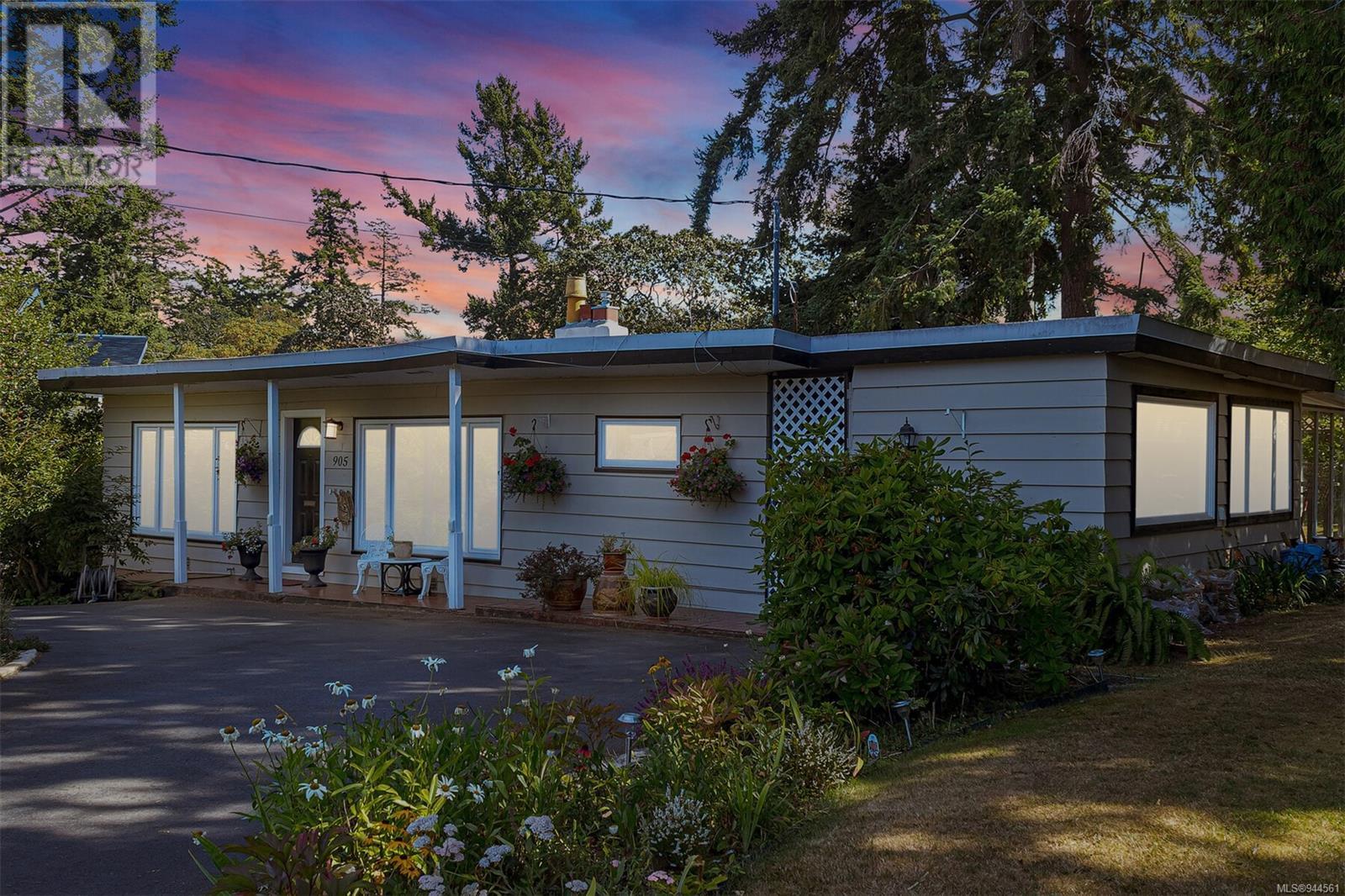 905 Parklands Dr