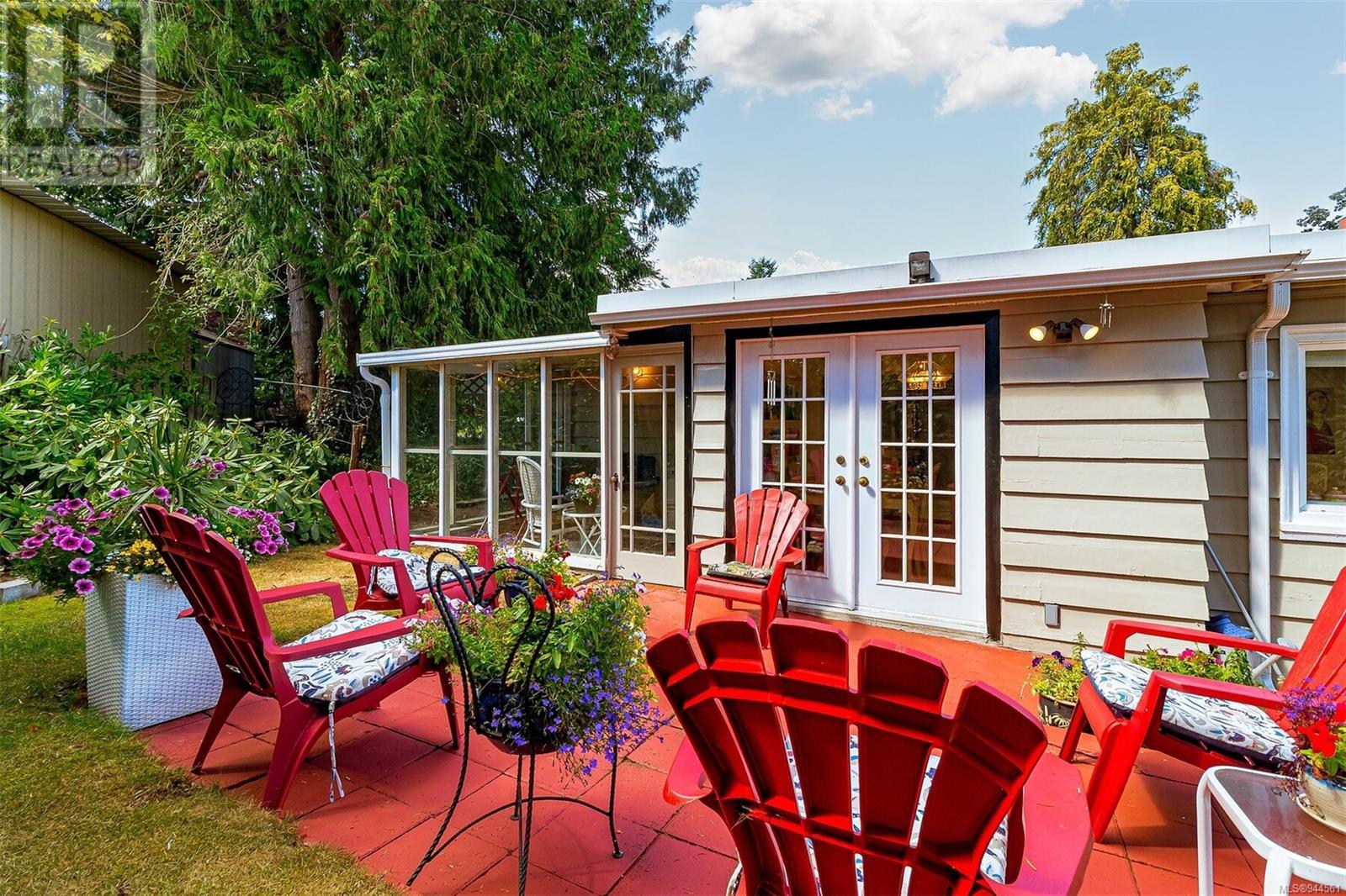 905 Parklands Dr