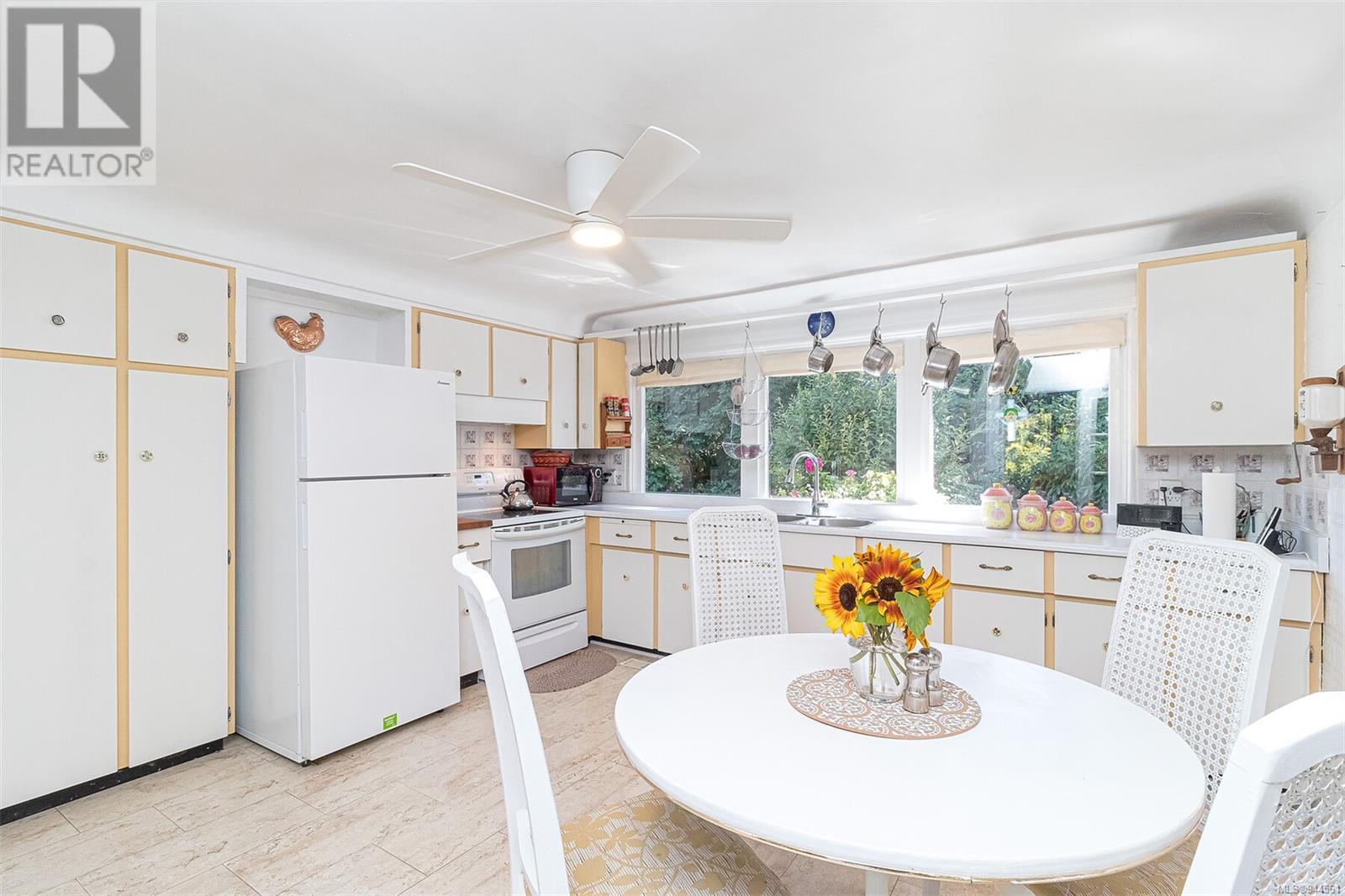 905 Parklands Dr