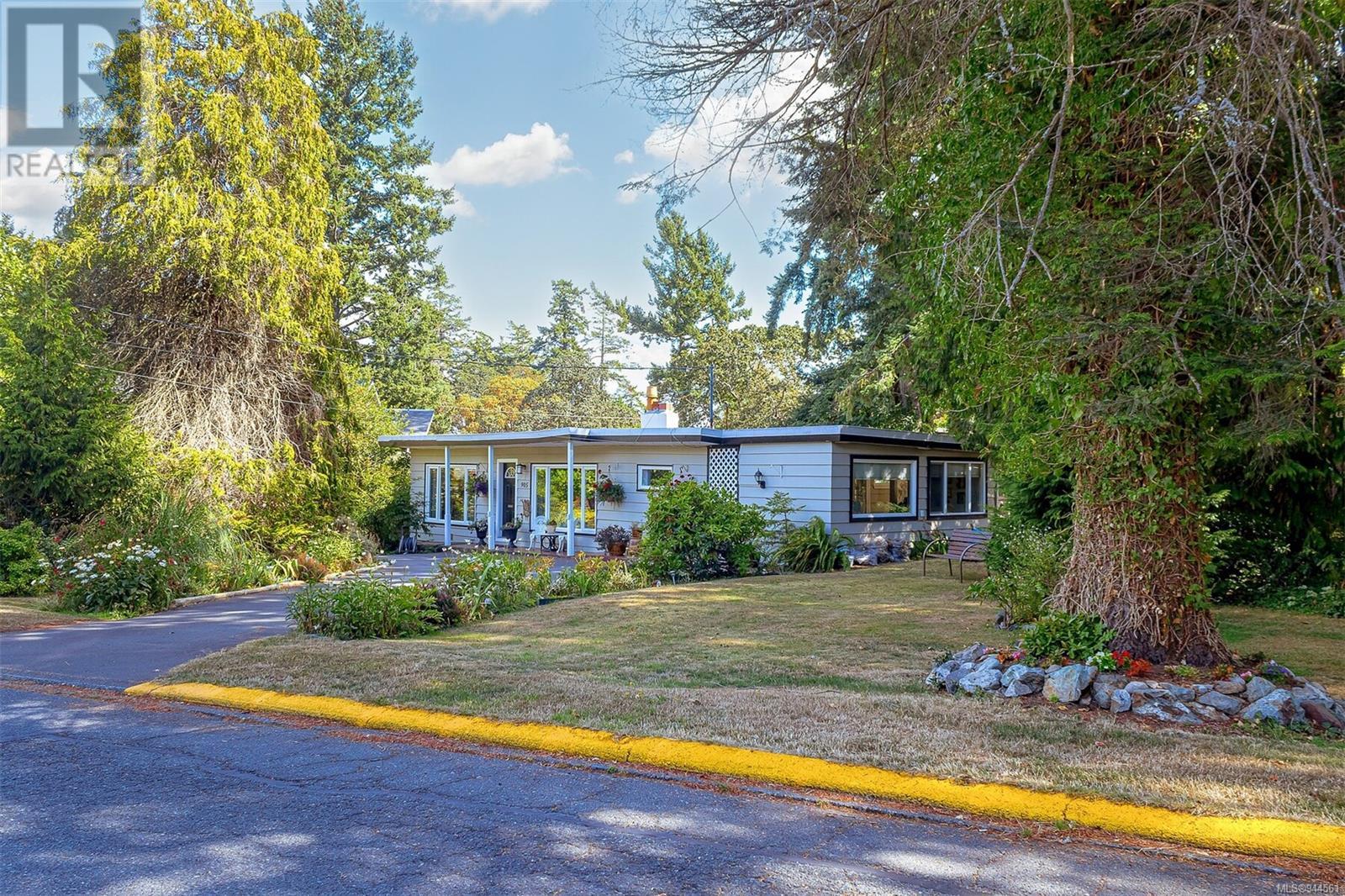 905 Parklands Dr