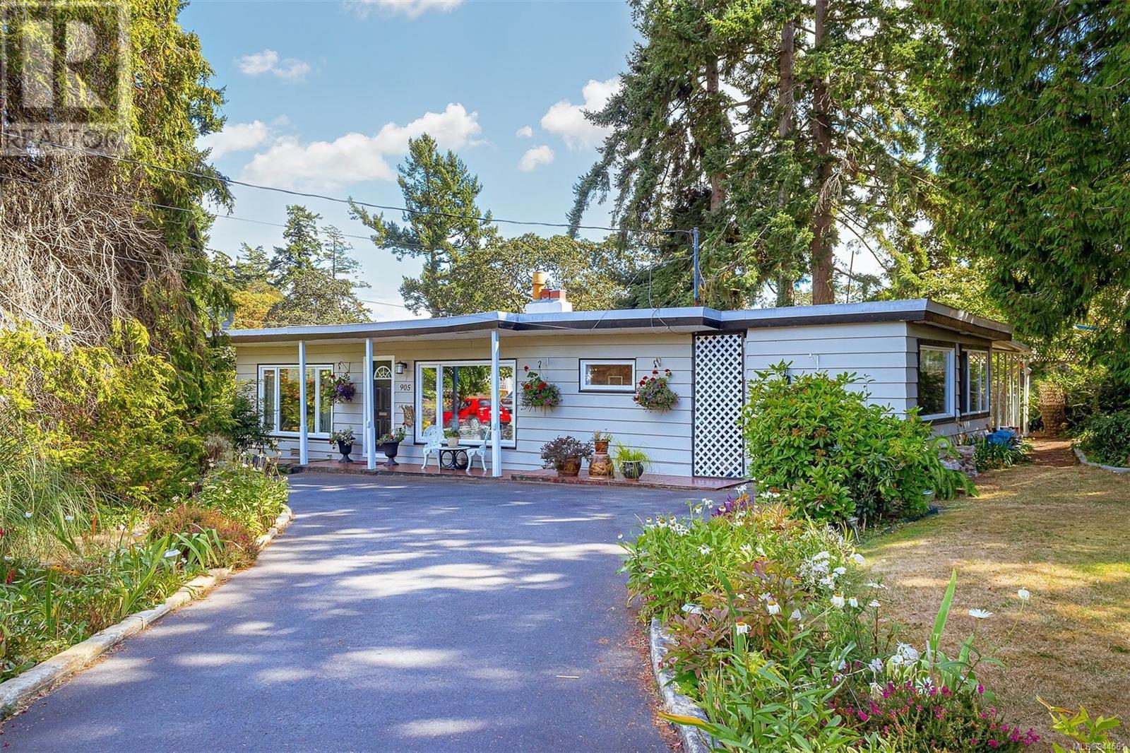 905 Parklands Dr