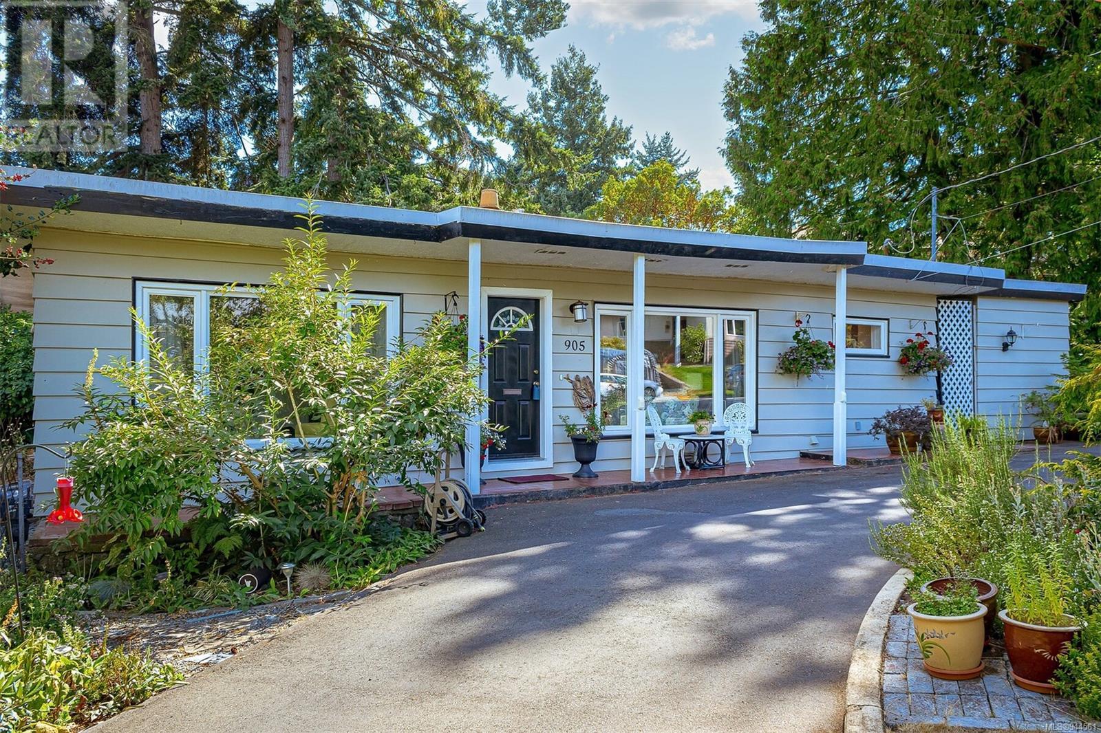 905 Parklands Dr