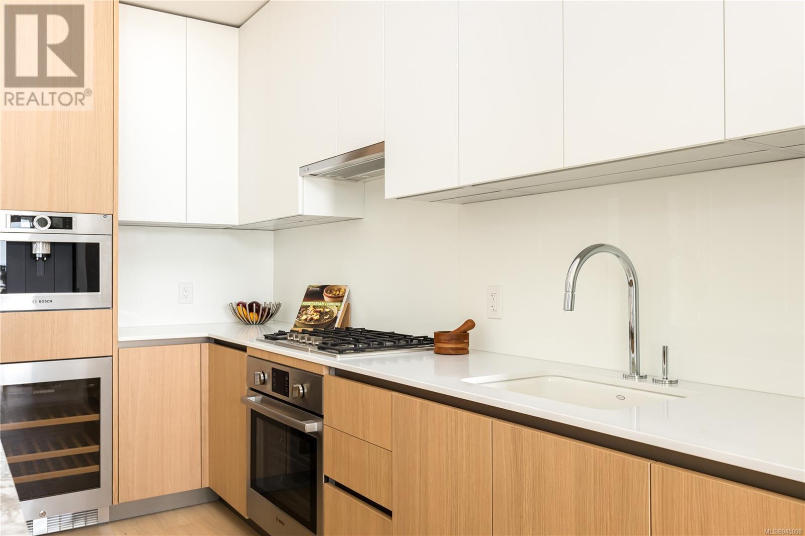 210 521 Courtney St, #210