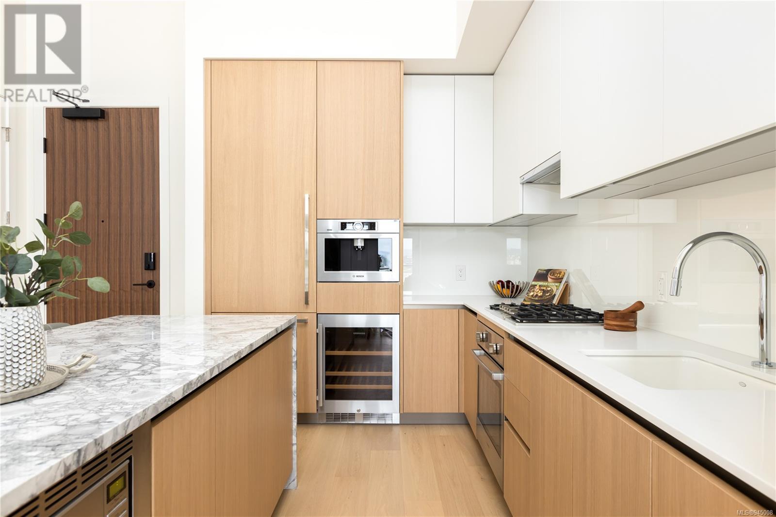 210 521 Courtney St, #210