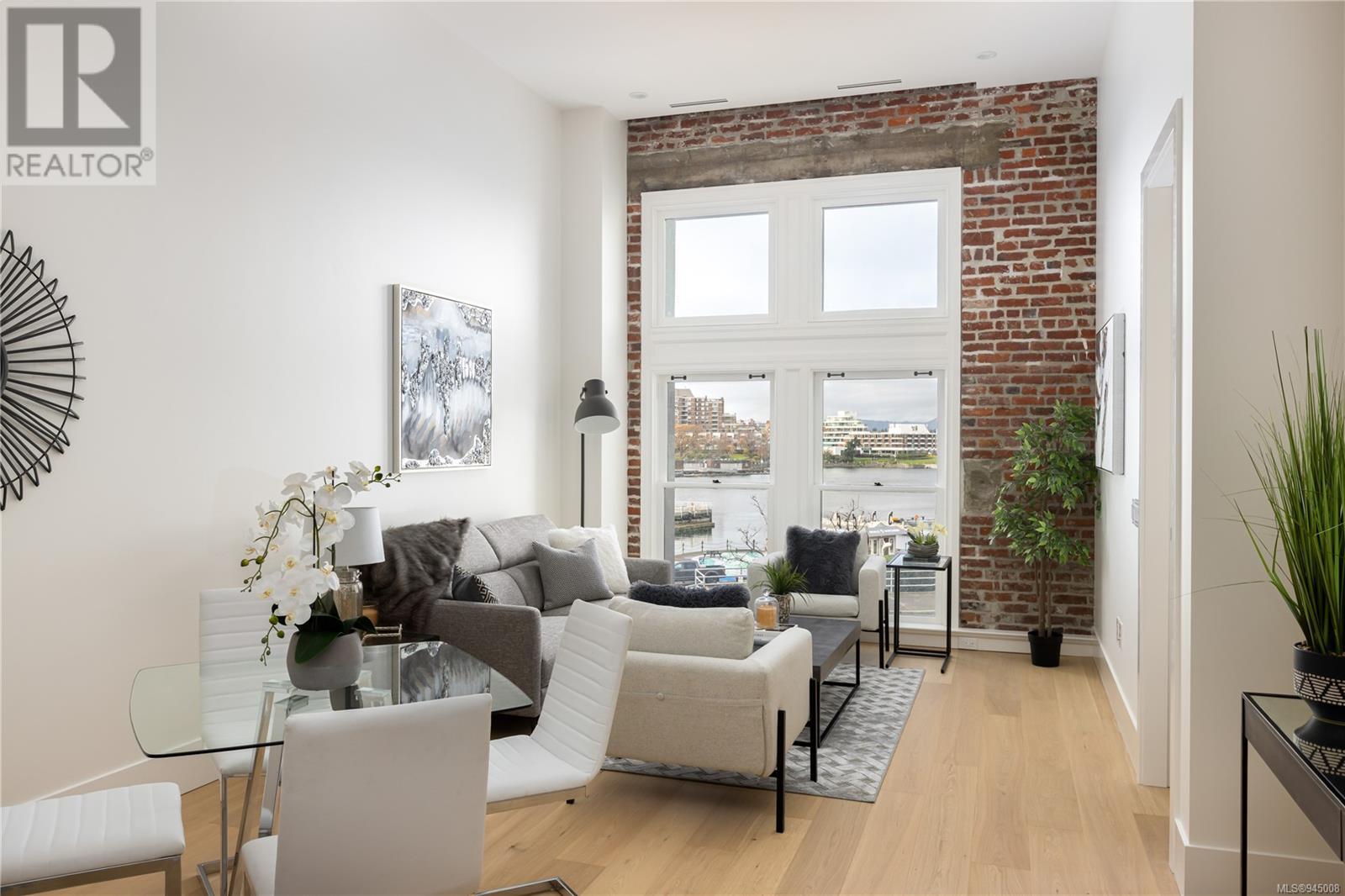 210 521 Courtney St, #210