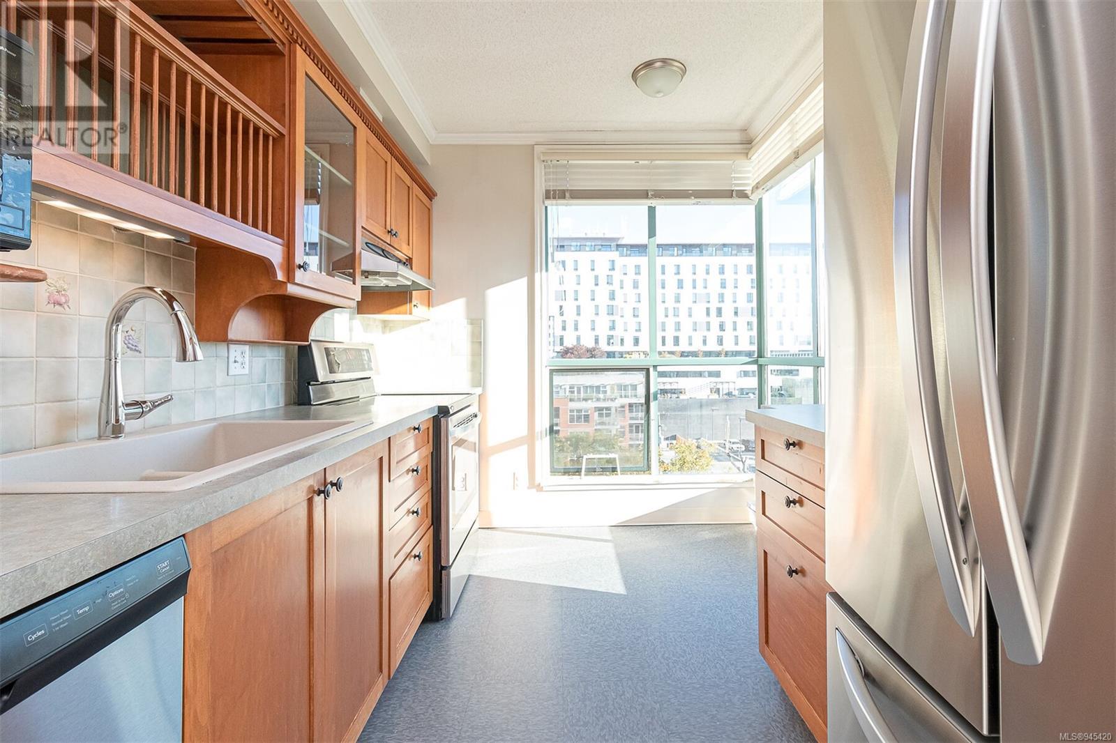 806 1020 View St, #806