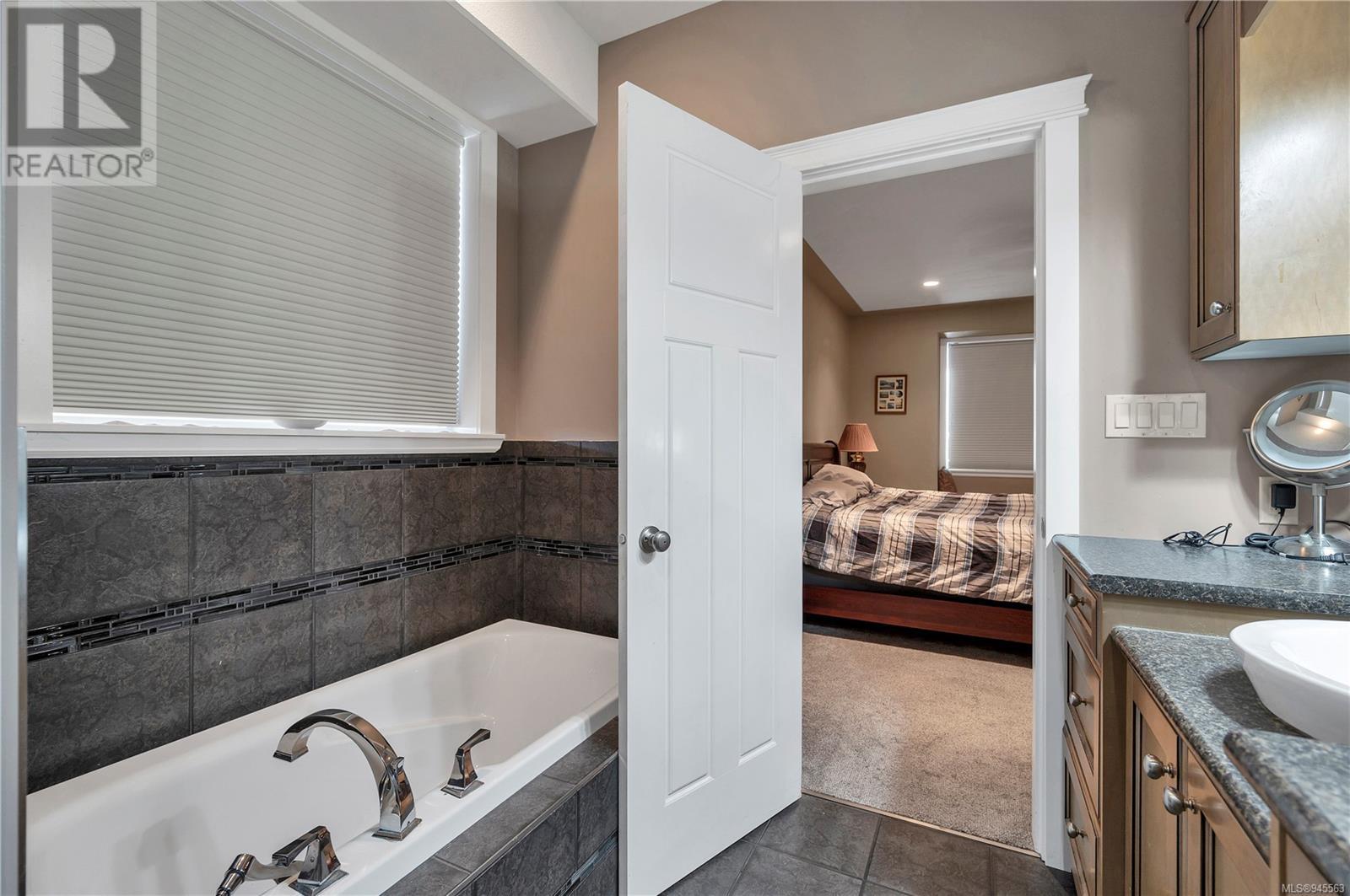 632 Nodales Dr