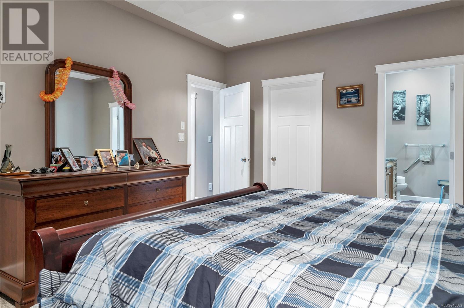 632 Nodales Dr