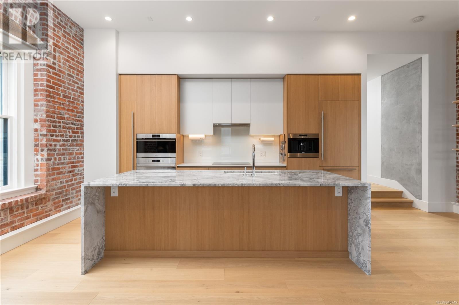 410 521 Courtney St, #410
