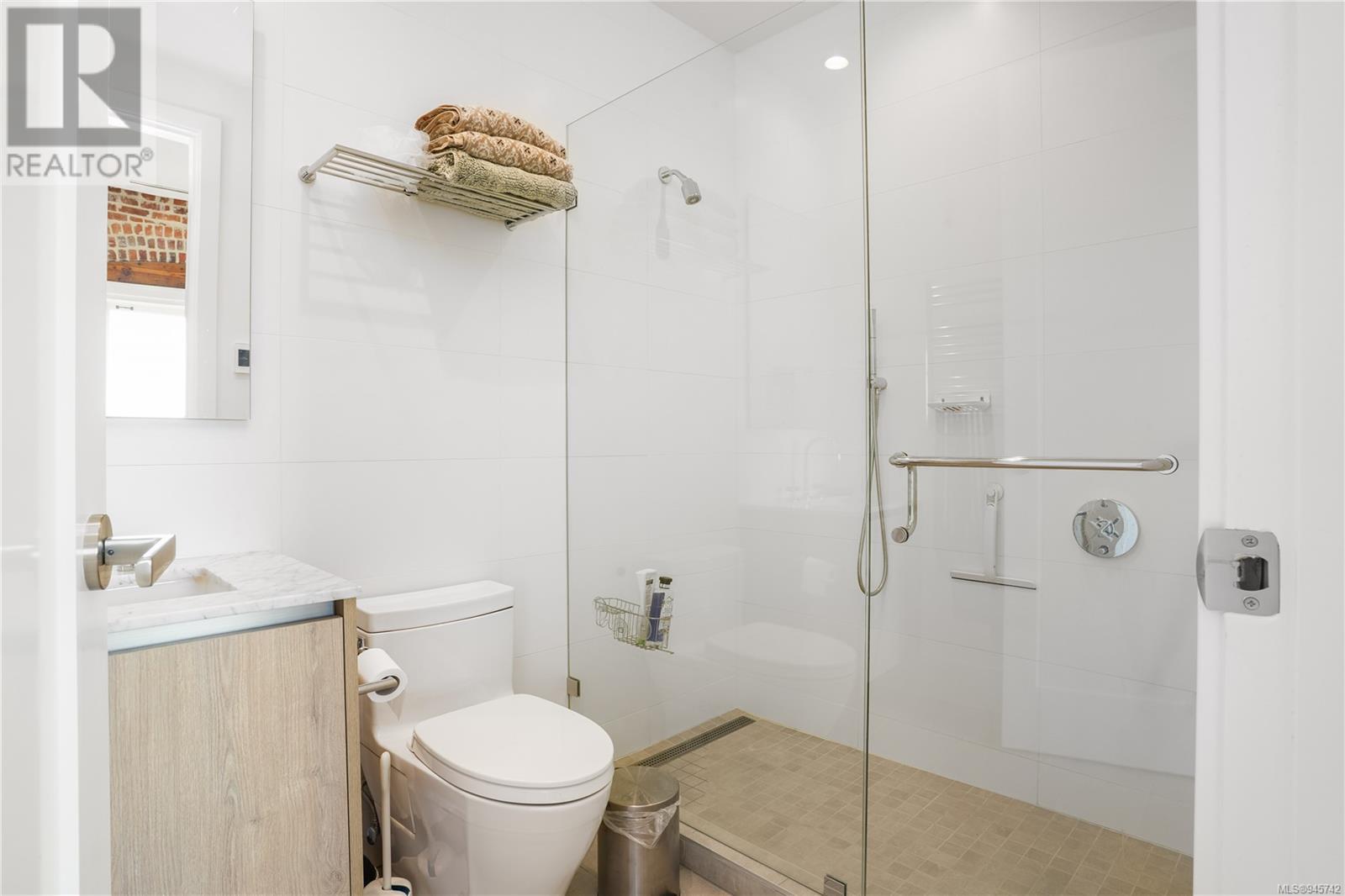 410 521 Courtney St, #410