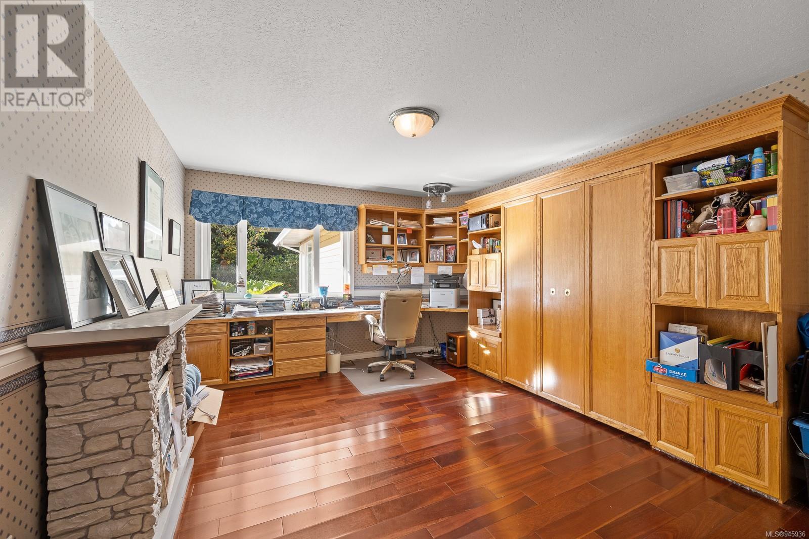 1185 Merecroft Rd