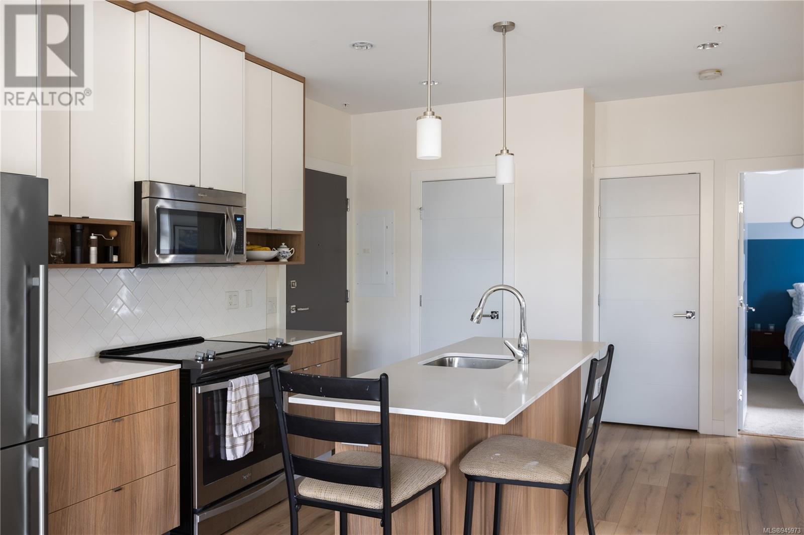 101 1015 Rockland Ave, #101