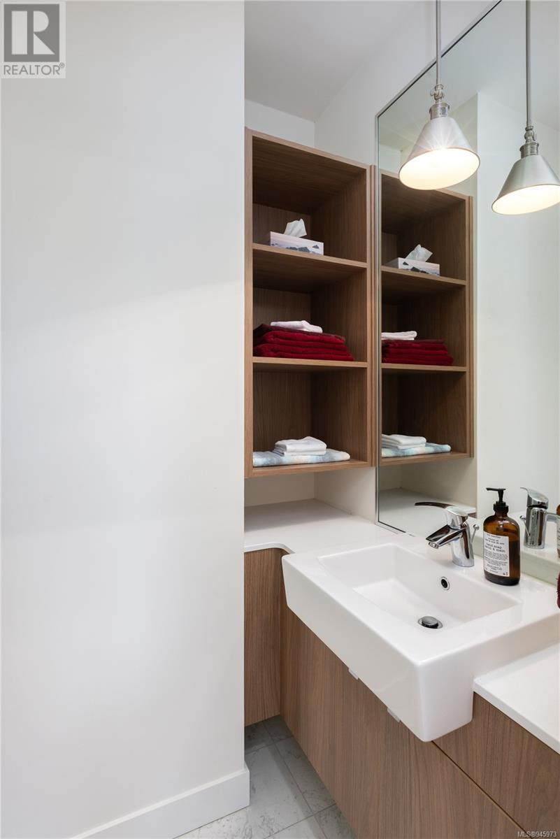 101 1015 Rockland Ave, #101