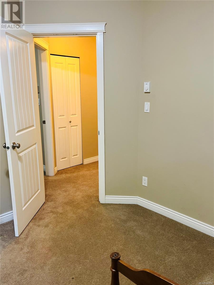 B 645 Otter Rd, #B