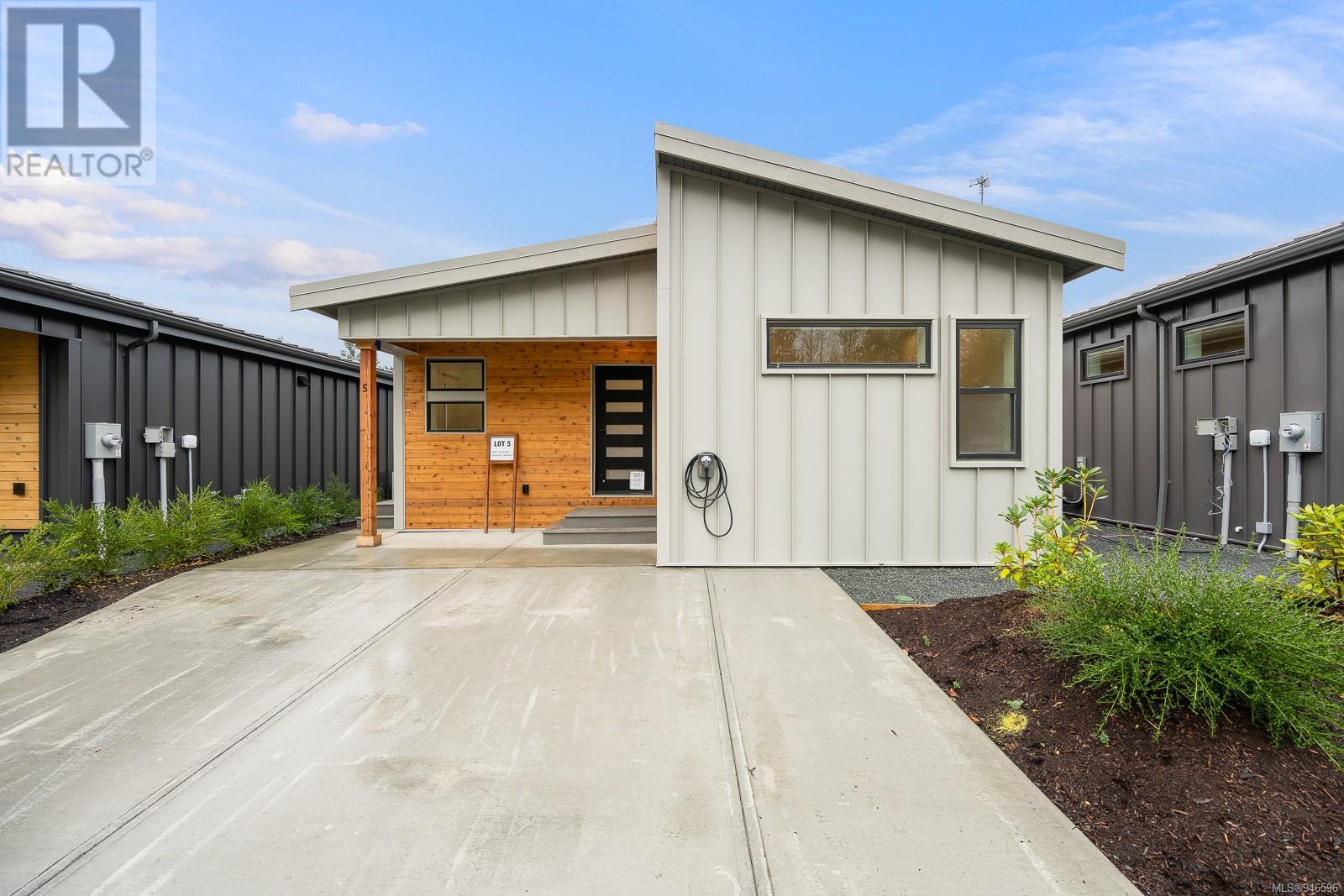 5 3025 Royston Rd, #5