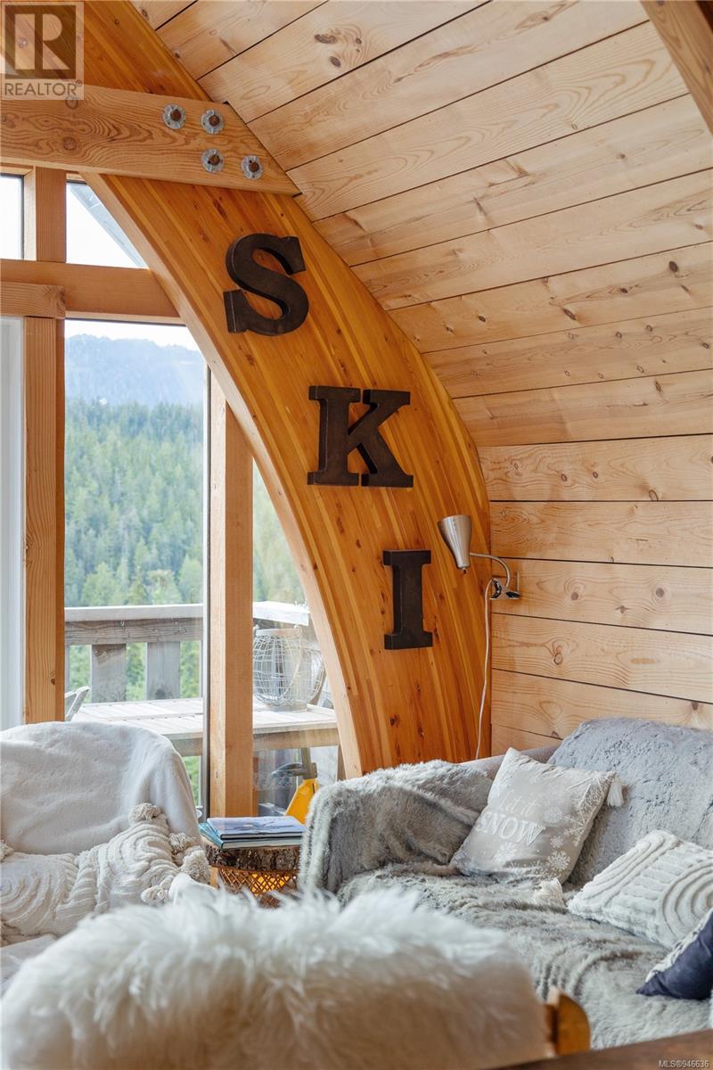 560 Arrowsmith Ridge
