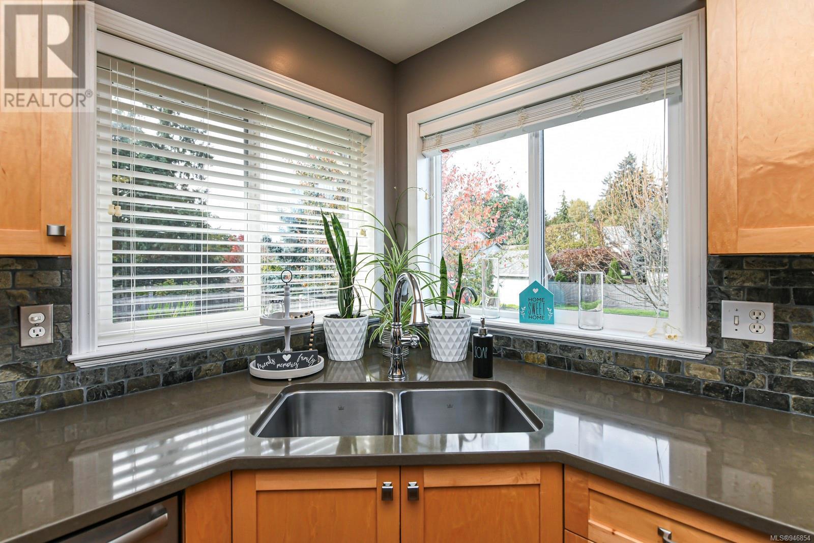 877 Waddington Cres
