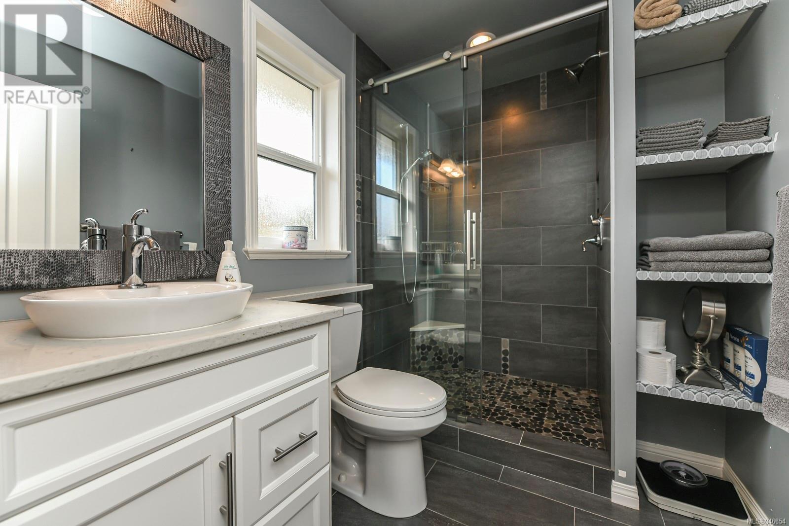 877 Waddington Cres