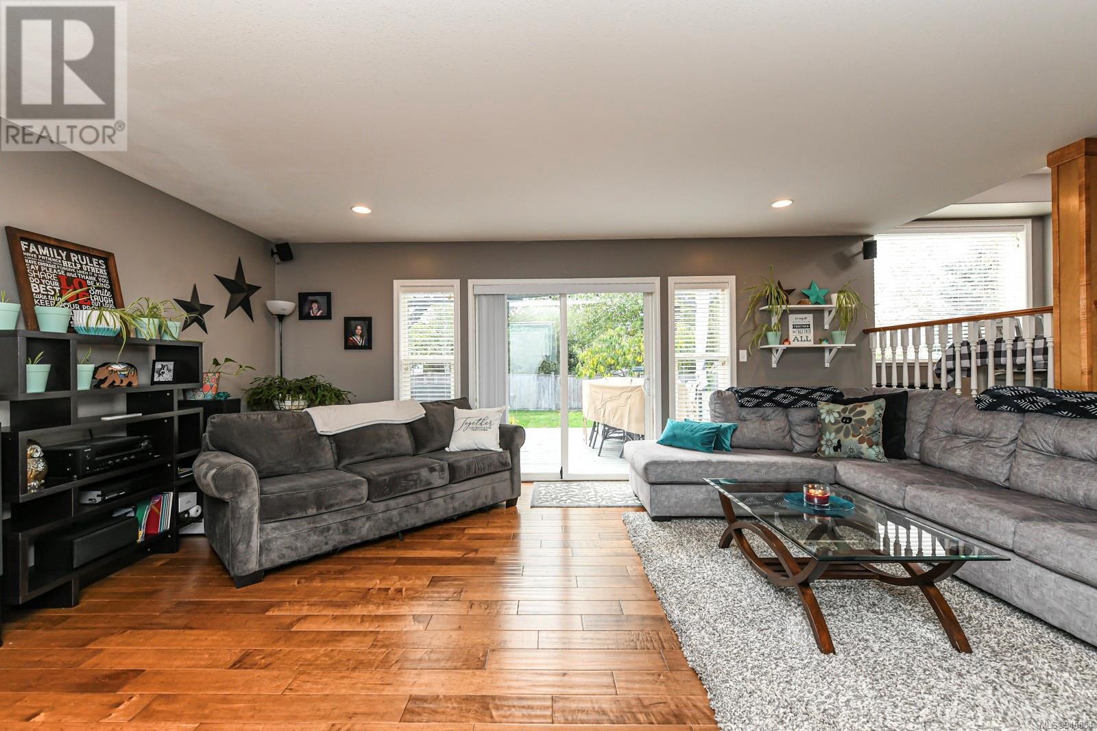 877 Waddington Cres