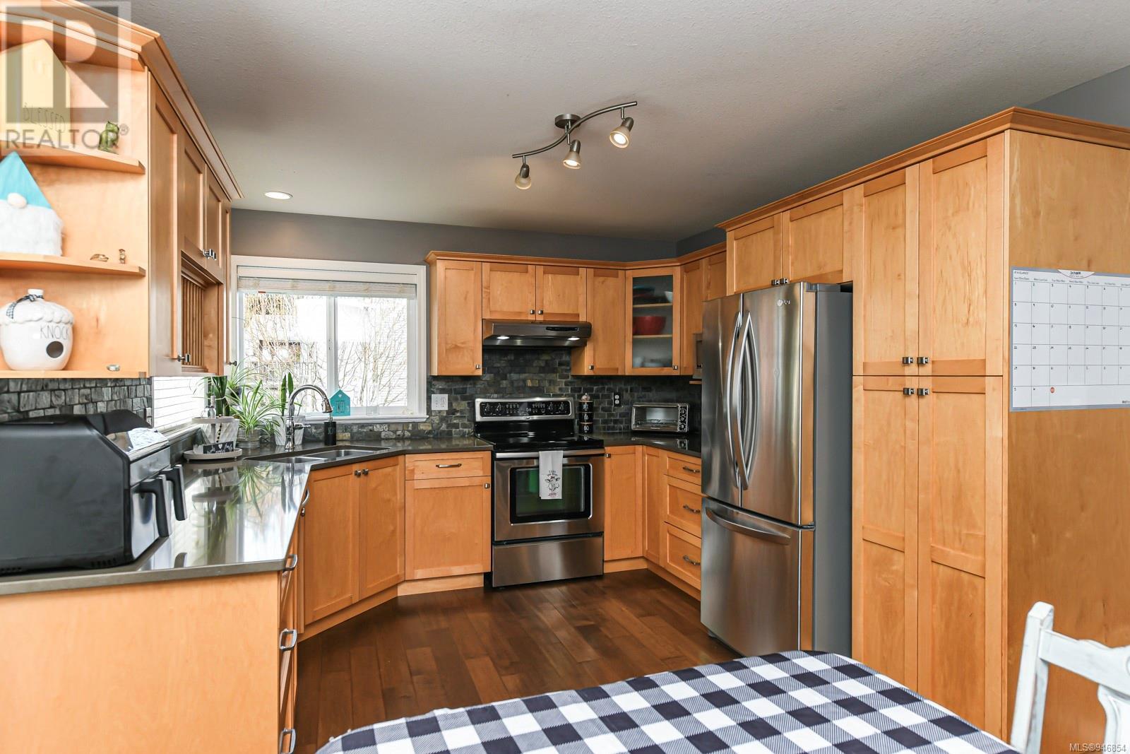 877 Waddington Cres